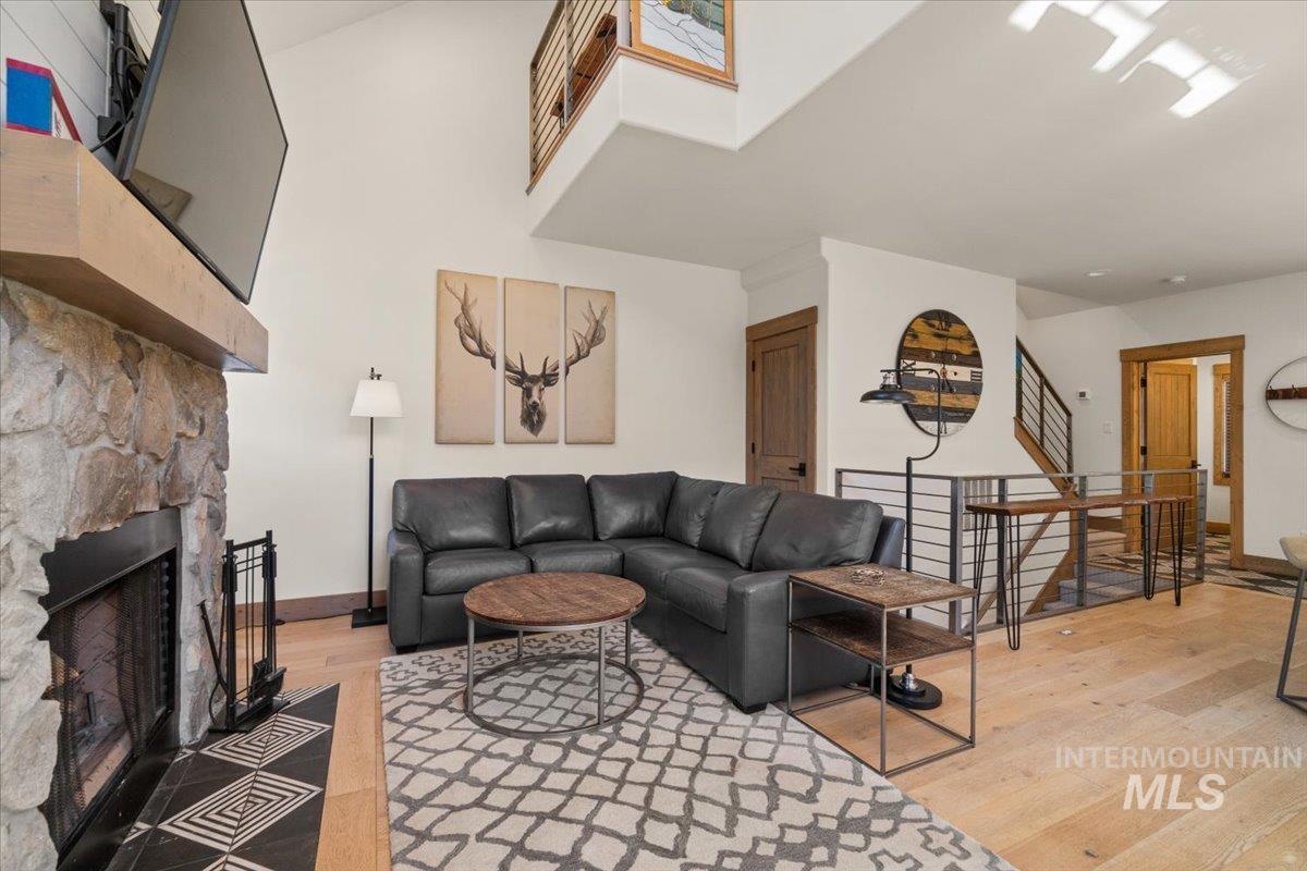 67 Golden Bar Ct, Donnelly, Idaho 83615, 2 Bedrooms, 3 Bathrooms, Residential For Sale, Price $1,185,000, 98984835