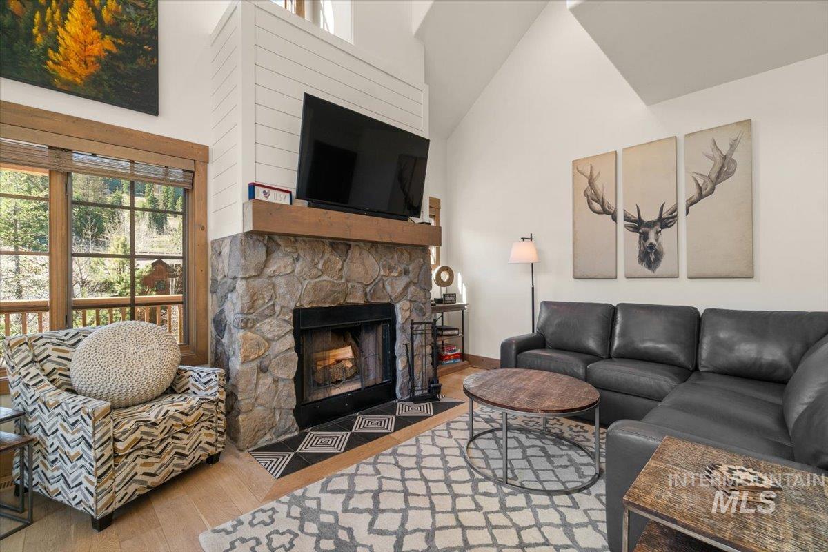 67 Golden Bar Ct, Donnelly, Idaho 83615, 2 Bedrooms, 3 Bathrooms, Residential For Sale, Price $1,185,000, 98984835