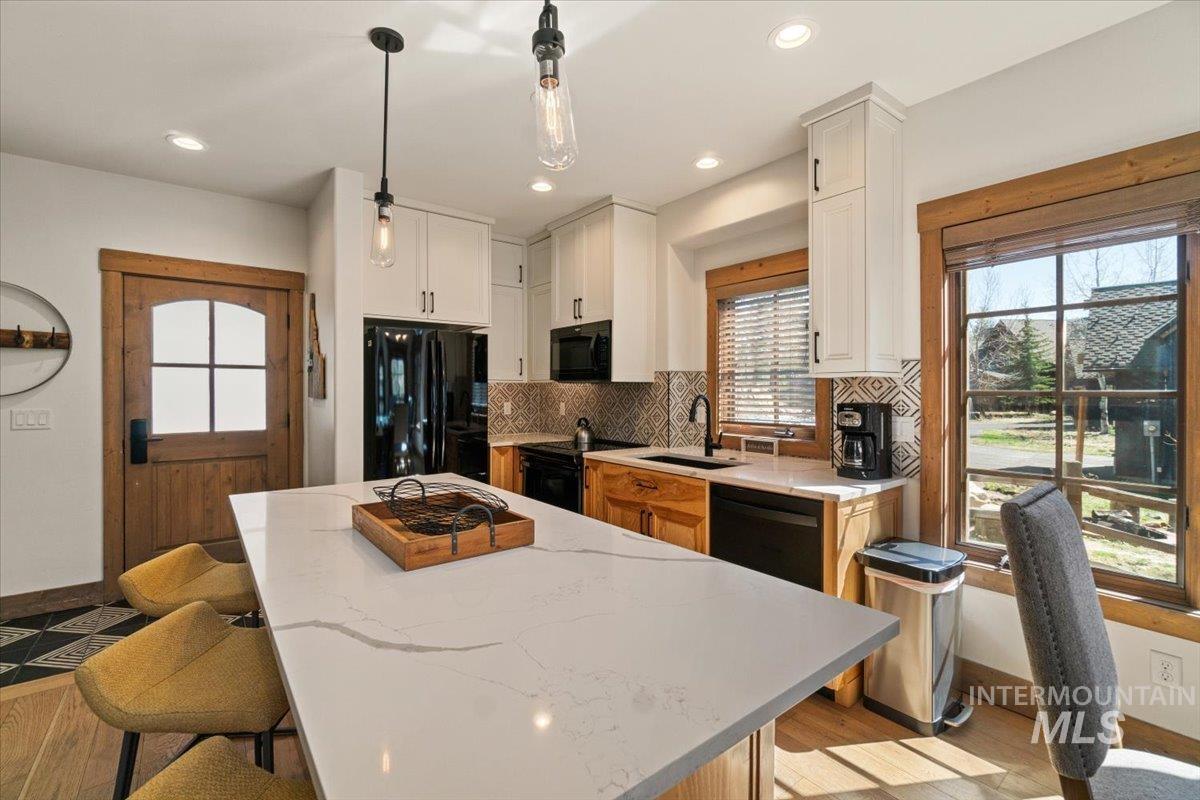67 Golden Bar Ct, Donnelly, Idaho 83615, 2 Bedrooms, 3 Bathrooms, Residential For Sale, Price $1,185,000, 98984835