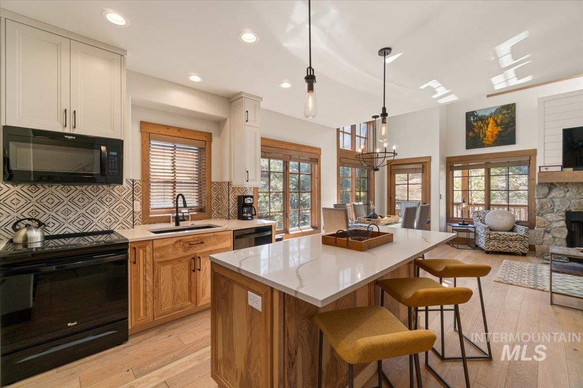 67 Golden Bar Ct, Donnelly, Idaho 83615, 2 Bedrooms, 3 Bathrooms, Residential For Sale, Price $1,185,000, 98984835