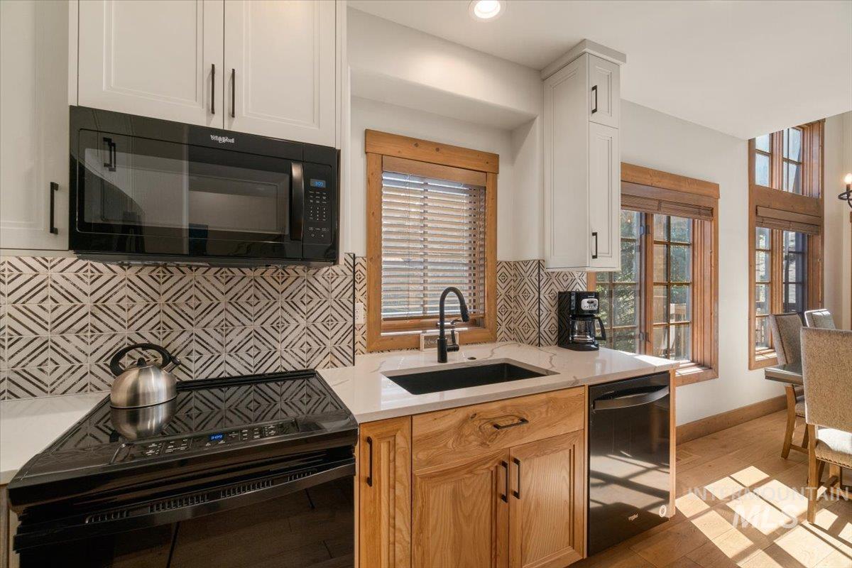 67 Golden Bar Ct, Donnelly, Idaho 83615, 2 Bedrooms, 3 Bathrooms, Residential For Sale, Price $1,185,000, 98984835