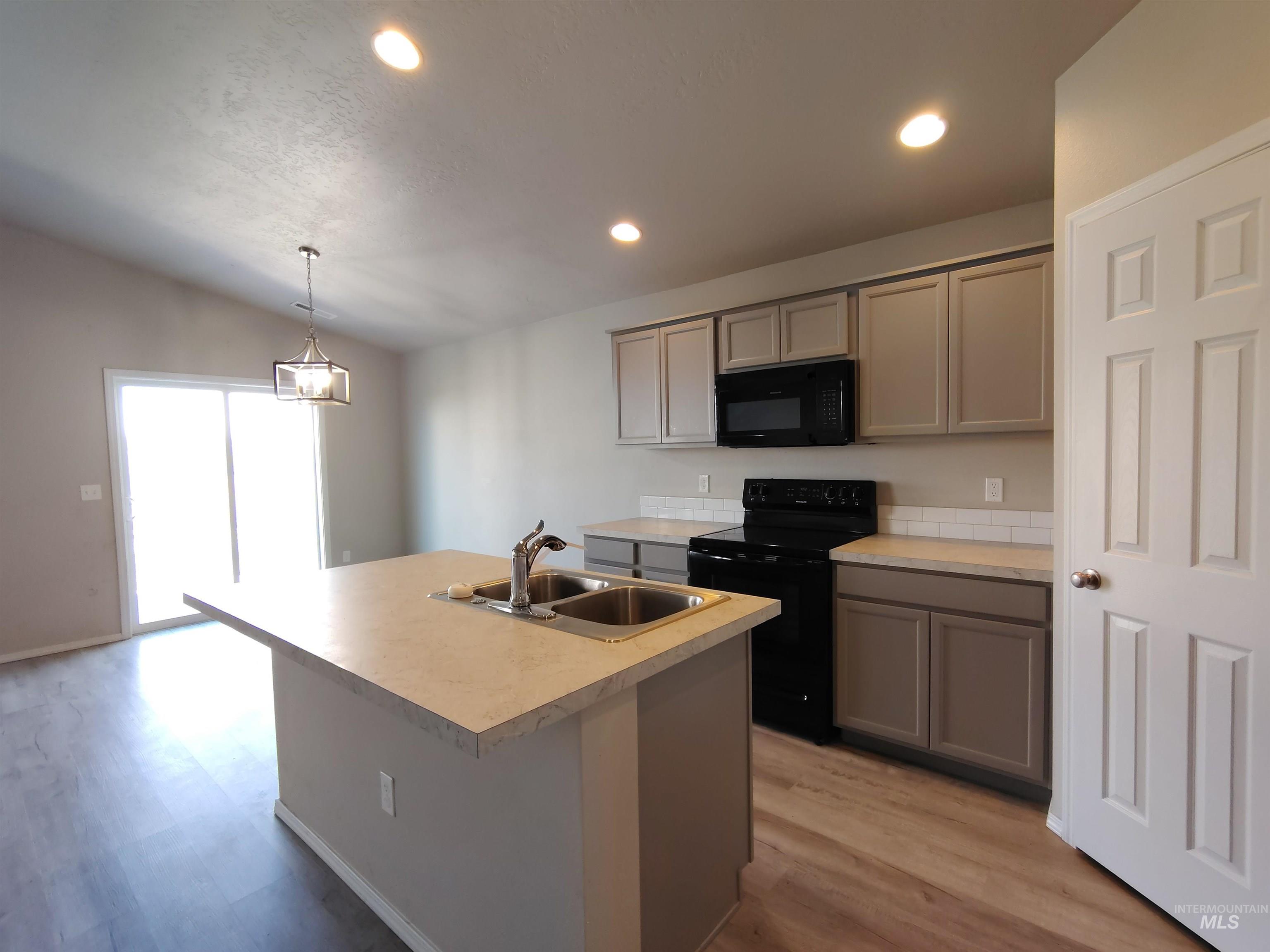 890 SW Crested St, Mountain Home, Idaho 83647-2630, 3 Bedrooms, 2 Bathrooms, Residential For Sale, Price $260,000, 98984838