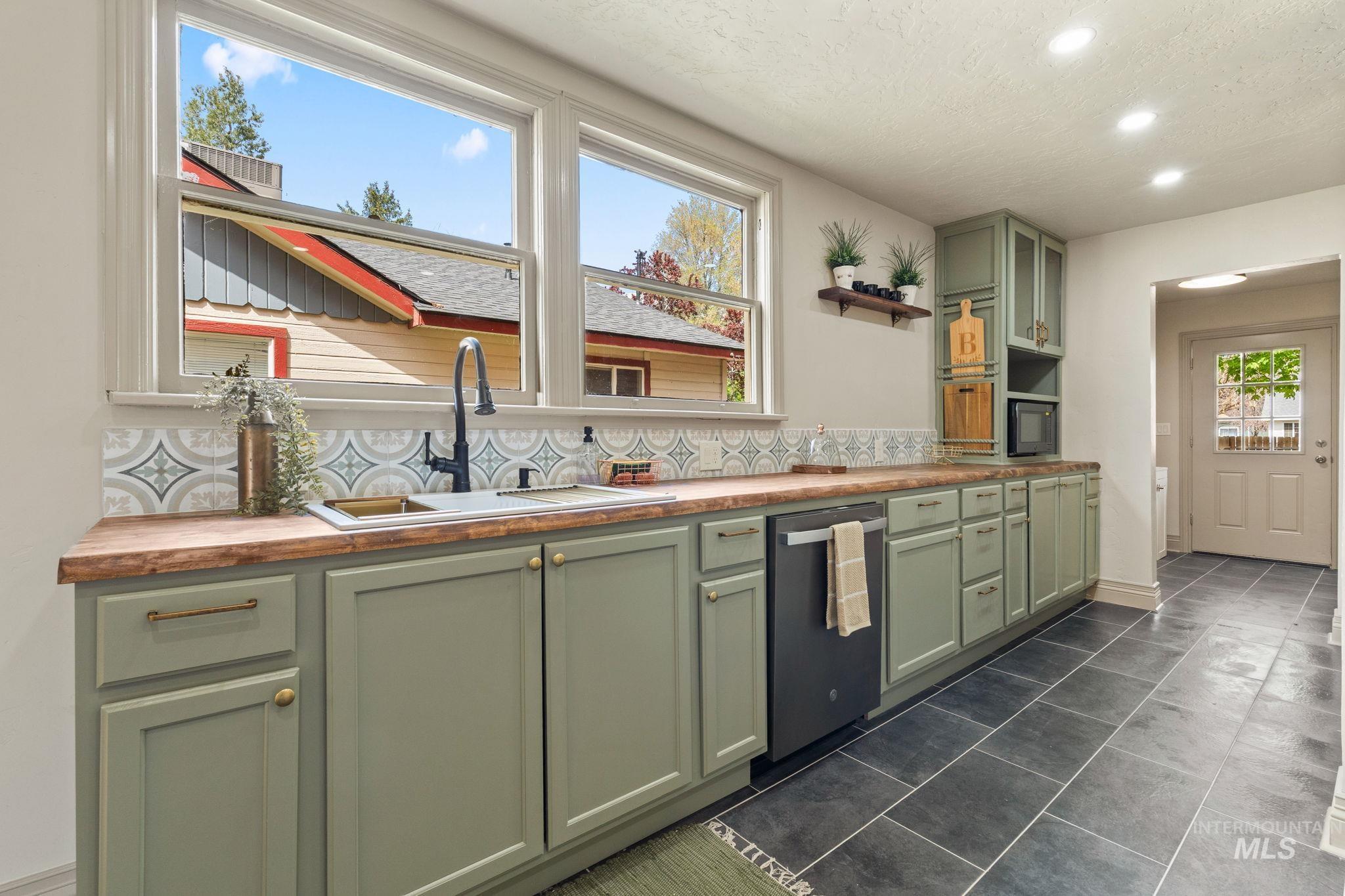 424 W Main St, Weiser, Idaho 83672, 4 Bedrooms, 3 Bathrooms, Residential For Sale, Price $497,011, 98984848