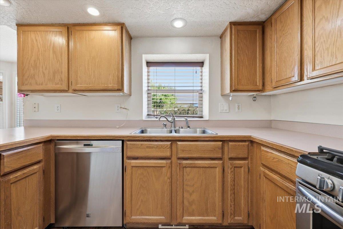 730 W Sunwood Ct, Kuna, Idaho 83634-2345, 3 Bedrooms, 2 Bathrooms, Residential For Sale, Price $365,000, 98984857