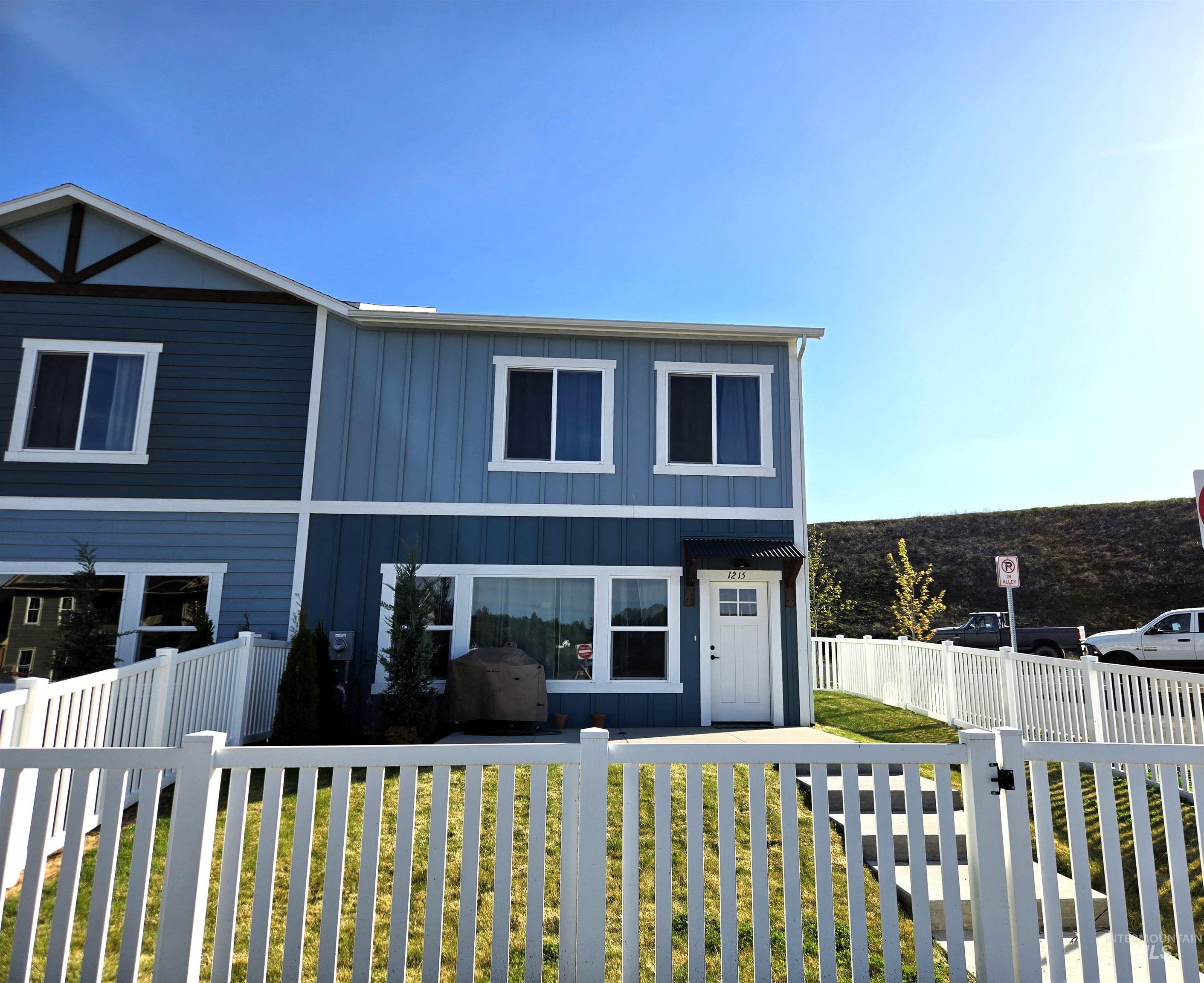 1215 Edington Ave, Moscow, Idaho 83834, 3 Bedrooms, 3 Bathrooms, Residential For Sale, Price $475,000,MLS 98984866