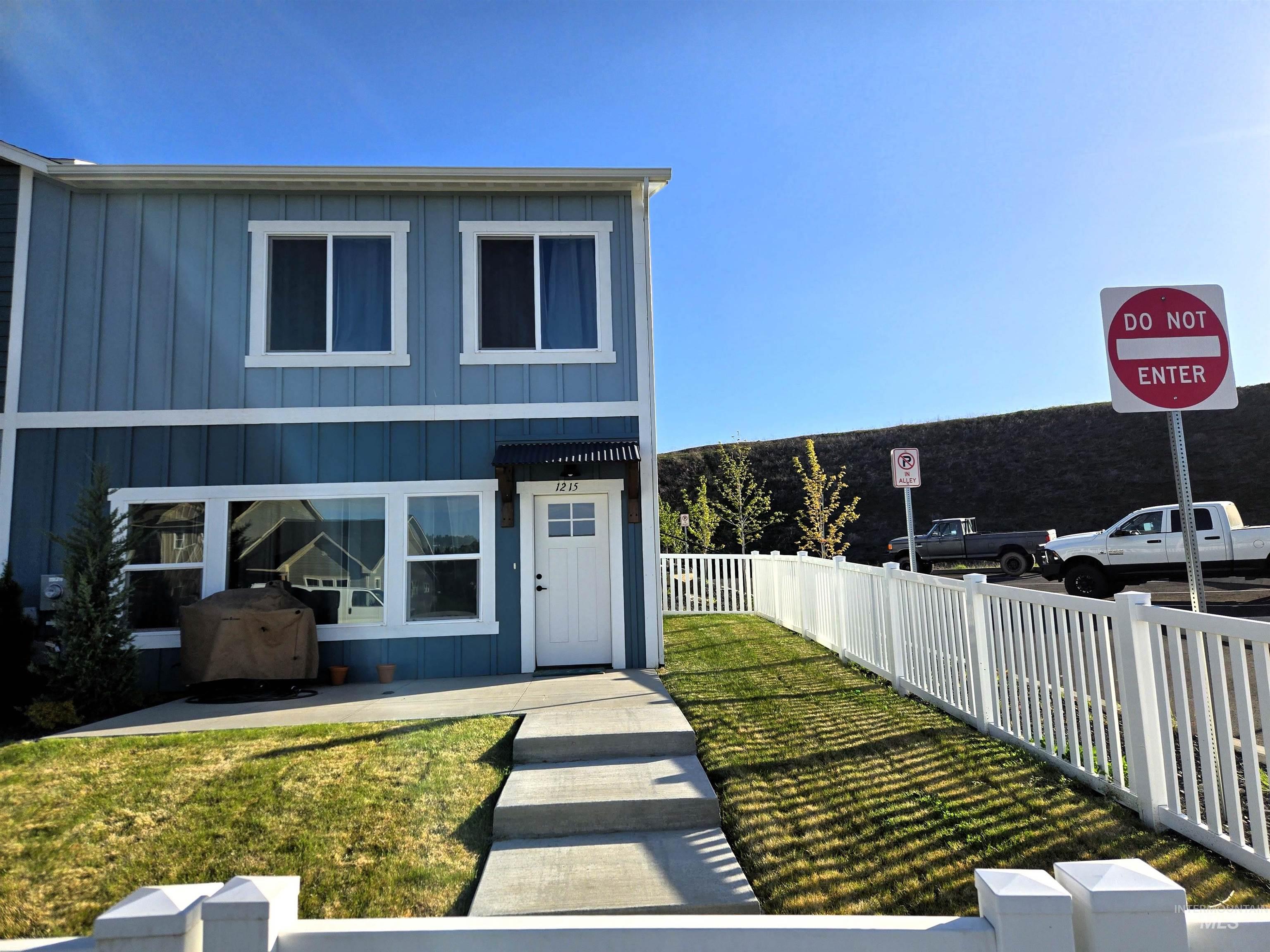 1215 Edington Ave, Moscow, Idaho 83834, 3 Bedrooms, 3 Bathrooms, Residential For Sale, Price $475,000,MLS 98984866