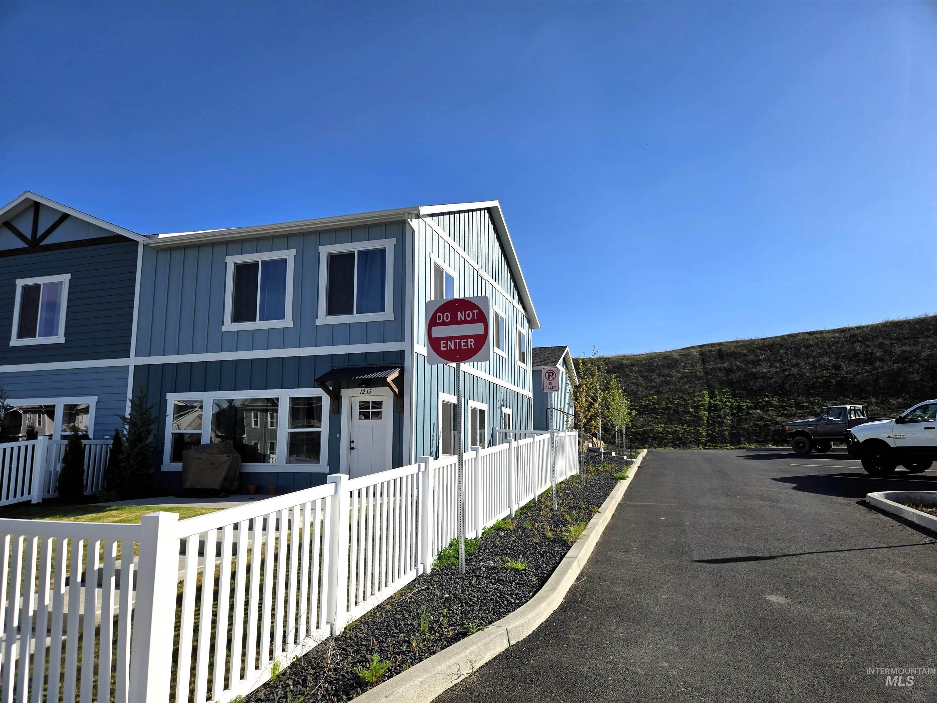 1215 Edington Ave, Moscow, Idaho 83834, 3 Bedrooms, 3 Bathrooms, Residential For Sale, Price $475,000,MLS 98984866