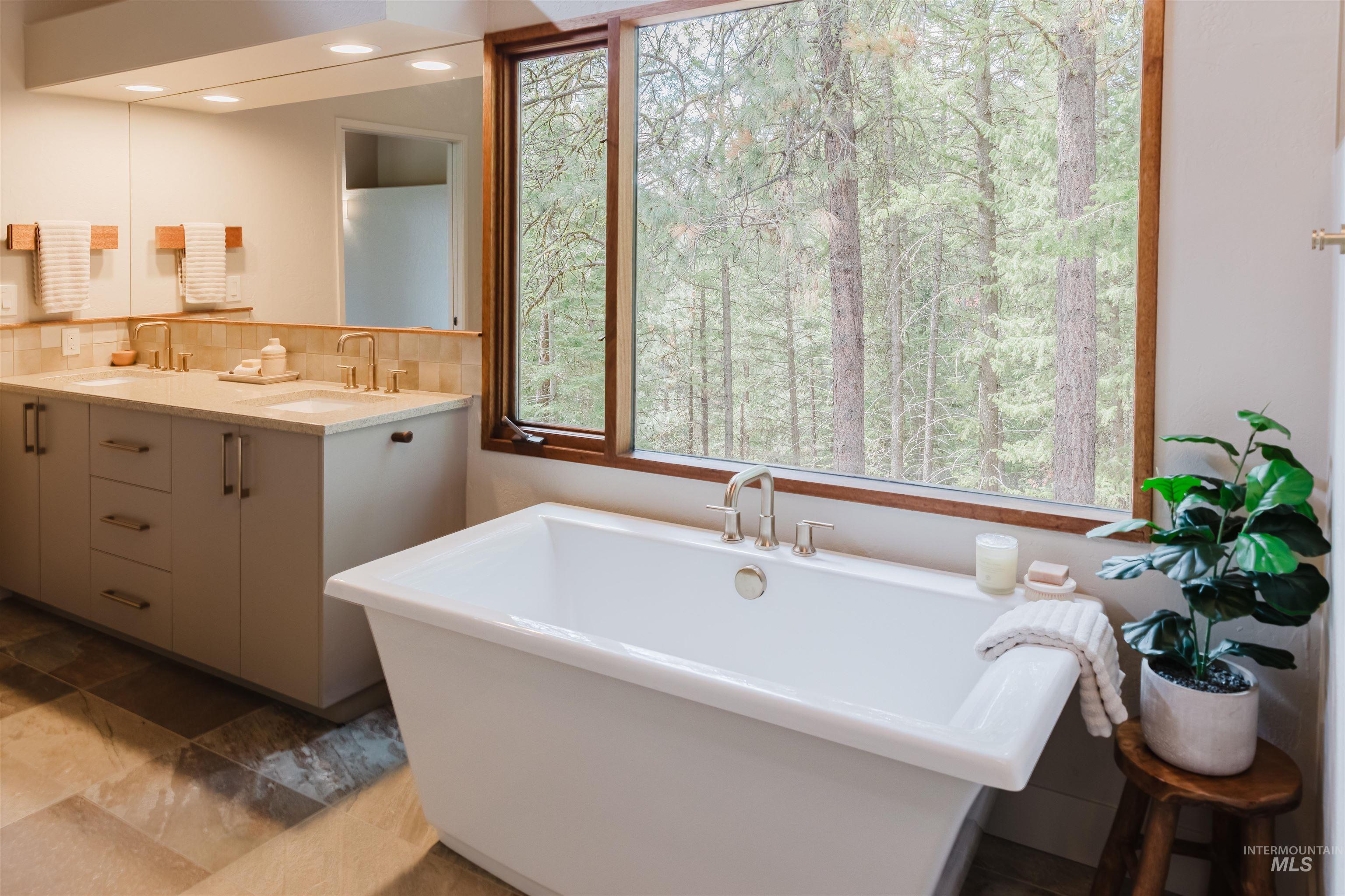 136 Silver Fox Trail, McCall, Idaho 83638, 4 Bedrooms, 2.5 Bathrooms, Residential For Sale, Price $1,325,000,MLS 98984880