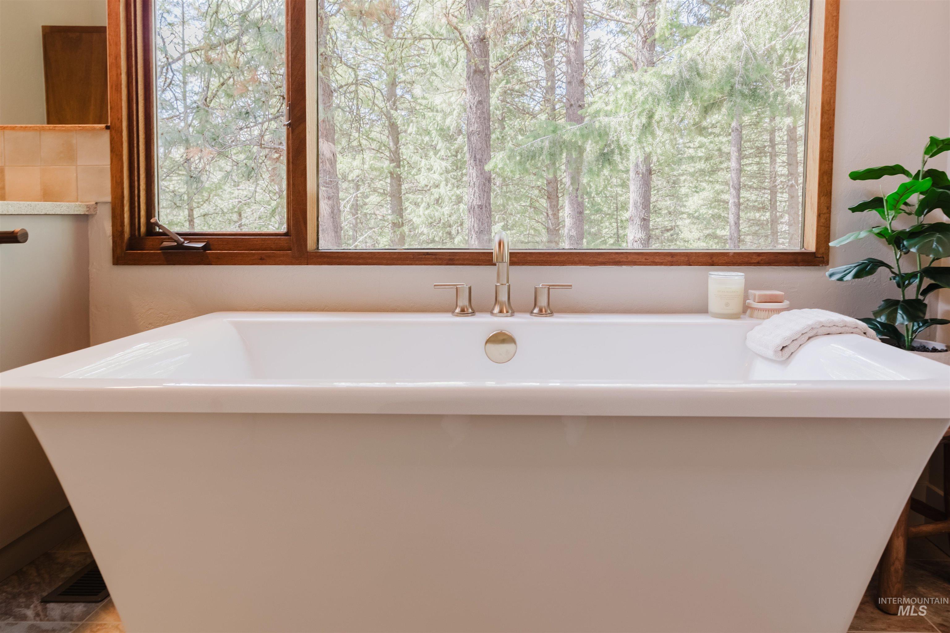 136 Silver Fox Trail, McCall, Idaho 83638, 4 Bedrooms, 2.5 Bathrooms, Residential For Sale, Price $1,250,000,MLS 98984880