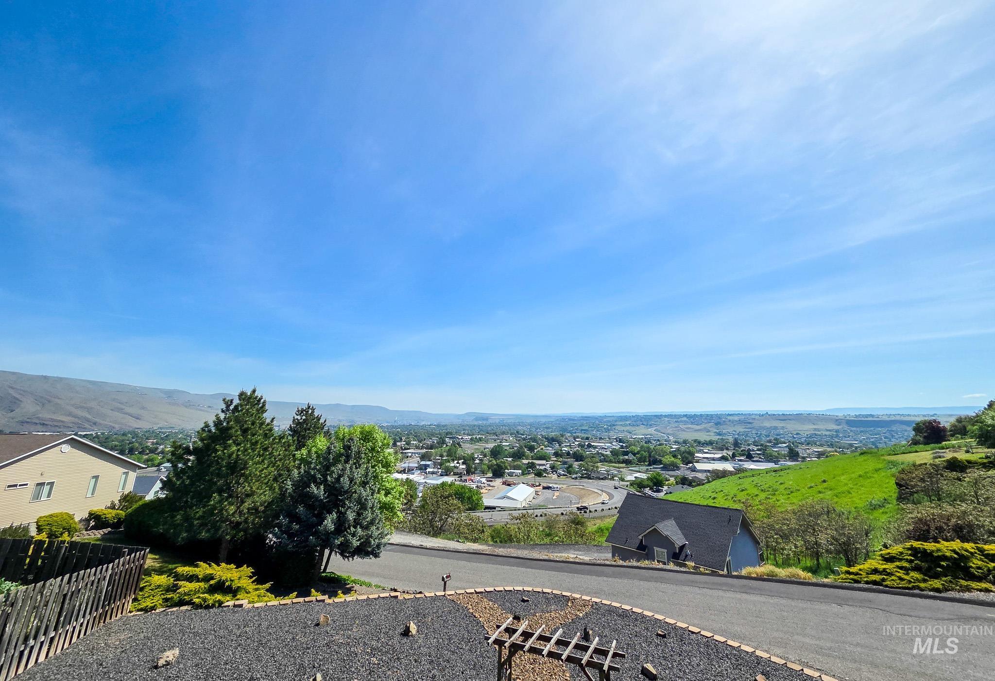 1808 Valleyview, Clarkston, Washington 99403, 3 Bedrooms, 3 Bathrooms, Residential For Sale, Price $439,000, 98984885