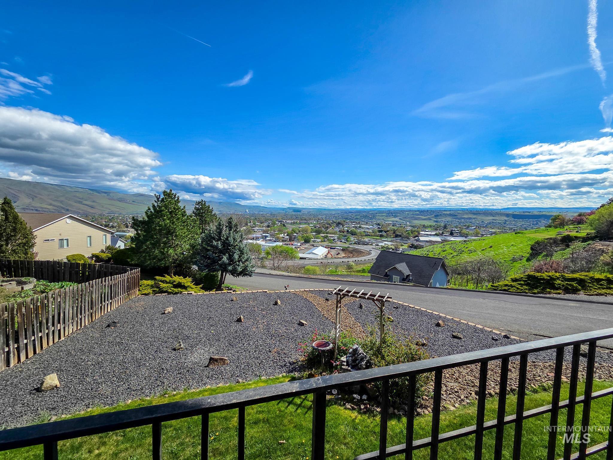 1808 Valleyview, Clarkston, Washington 99403, 3 Bedrooms, 3 Bathrooms, Residential For Sale, Price $439,000, 98984885