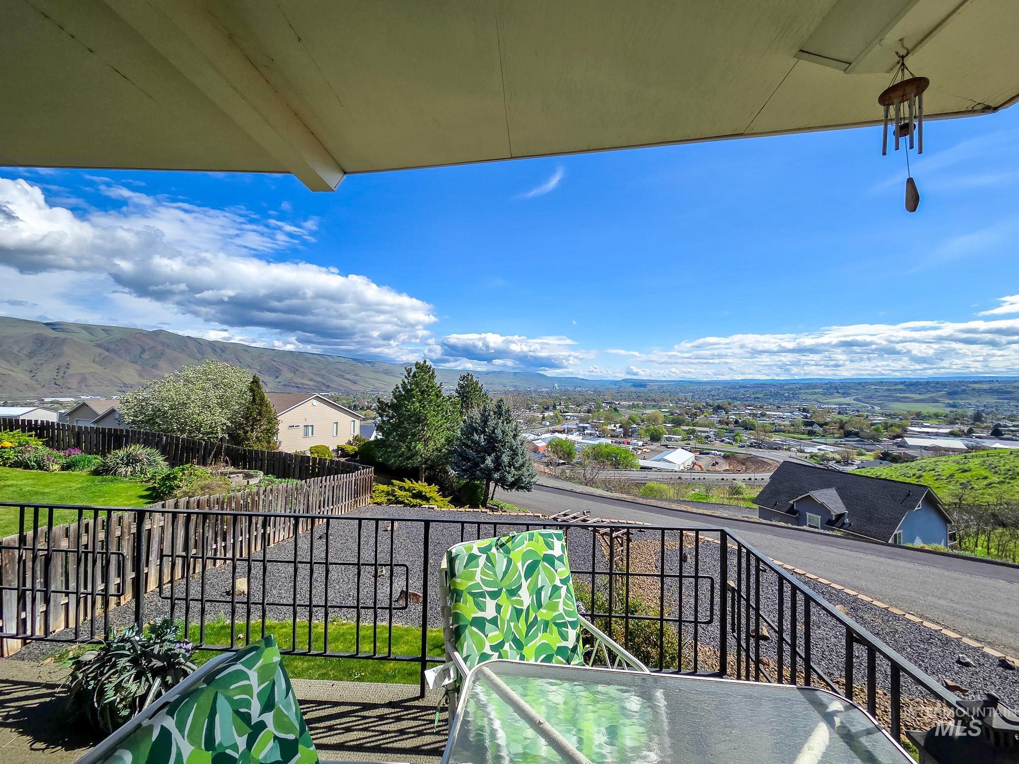 1808 Valleyview, Clarkston, Washington 99403, 3 Bedrooms, 3 Bathrooms, Residential For Sale, Price $439,000, 98984885