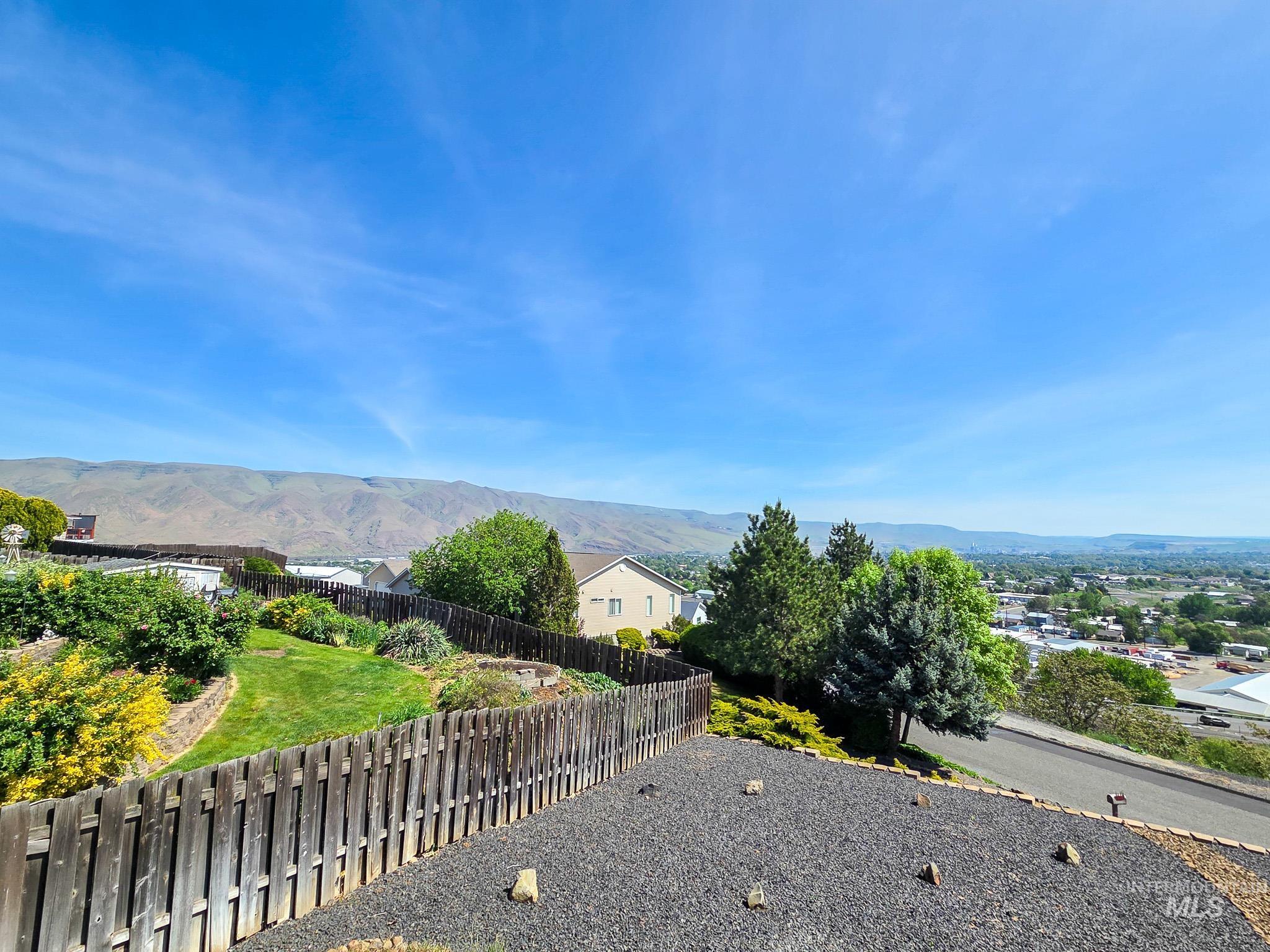 1808 Valleyview, Clarkston, Washington 99403, 3 Bedrooms, 3 Bathrooms, Residential For Sale, Price $439,000,MLS 98984885