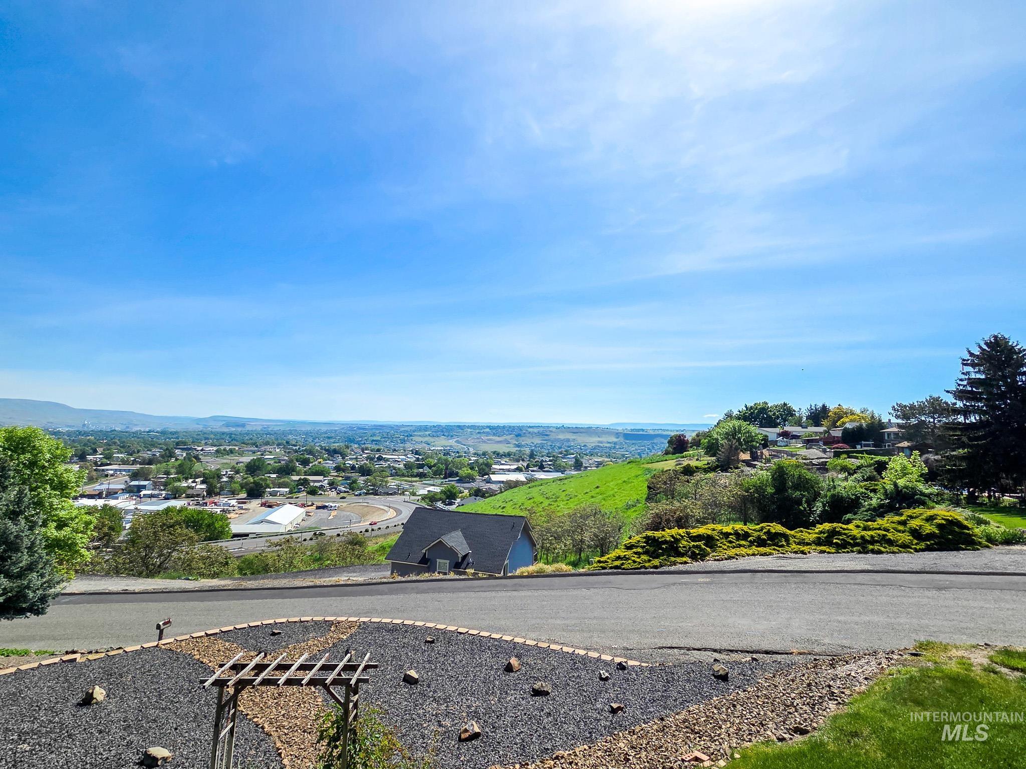 1808 Valleyview, Clarkston, Washington 99403, 3 Bedrooms, 3 Bathrooms, Residential For Sale, Price $399,777,MLS 98984885