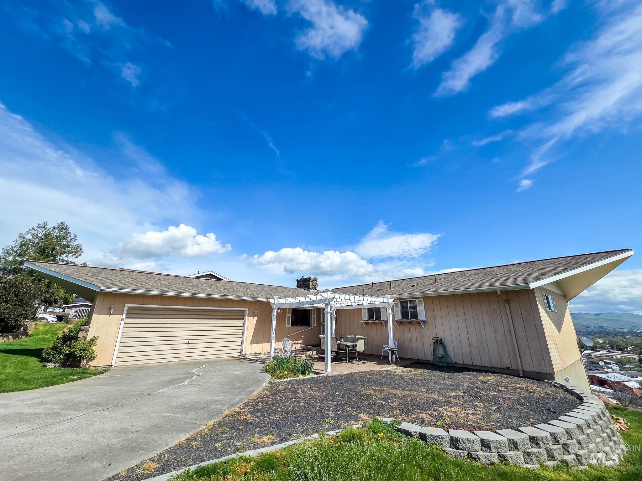 1808 Valleyview, Clarkston, Washington 99403, 3 Bedrooms, 3 Bathrooms, Residential For Sale, Price $439,000,MLS 98984885