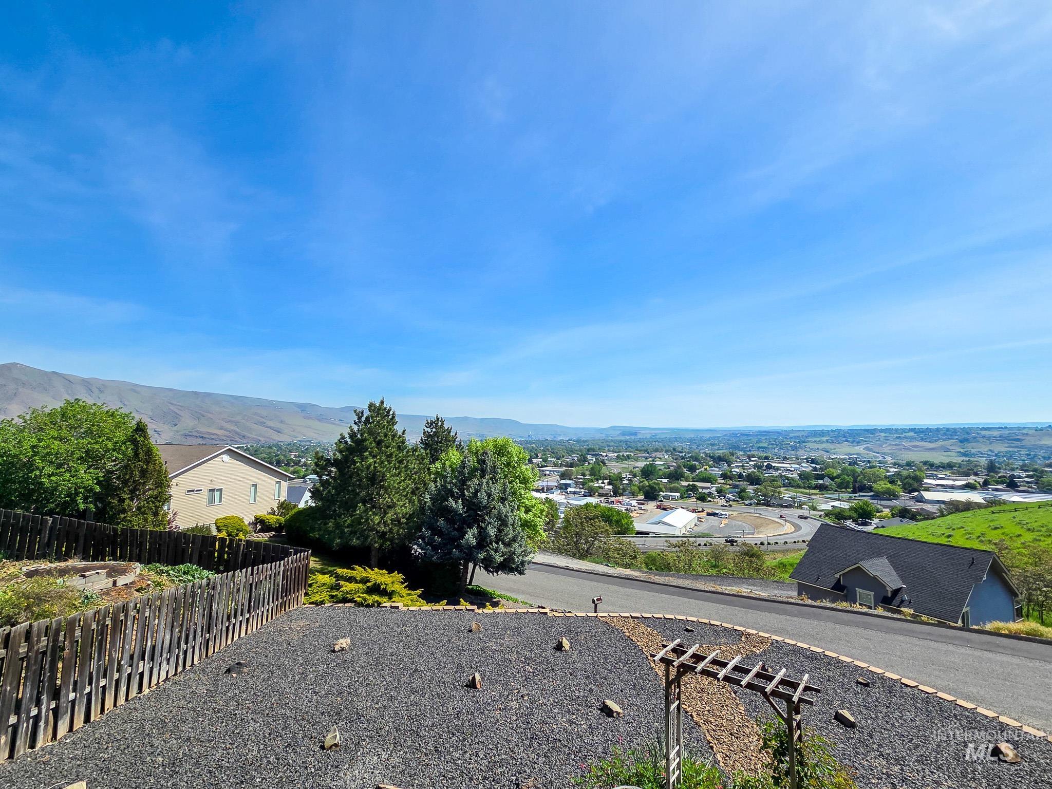 1808 Valleyview, Clarkston, Washington 99403, 3 Bedrooms, 3 Bathrooms, Residential For Sale, Price $439,000,MLS 98984885