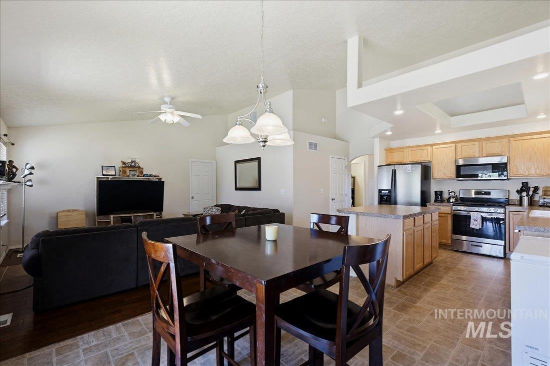 11440 Saranac St, Caldwell, Idaho 83605, 4 Bedrooms, 2.5 Bathrooms, Residential For Sale, Price $389,900,MLS 98984896