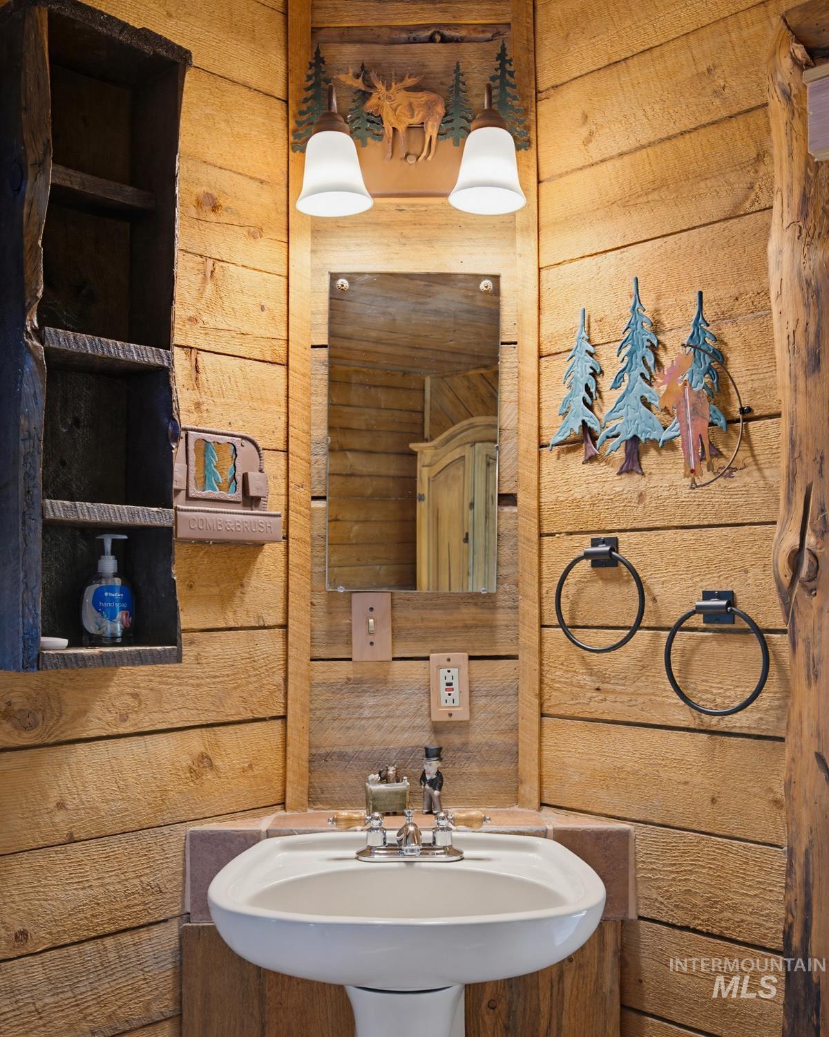 461 Hilltop Road, Cascade, Idaho 83611, 1 Bedroom, 2 Bathrooms, Residential For Sale, Price $851,000,MLS 98984899