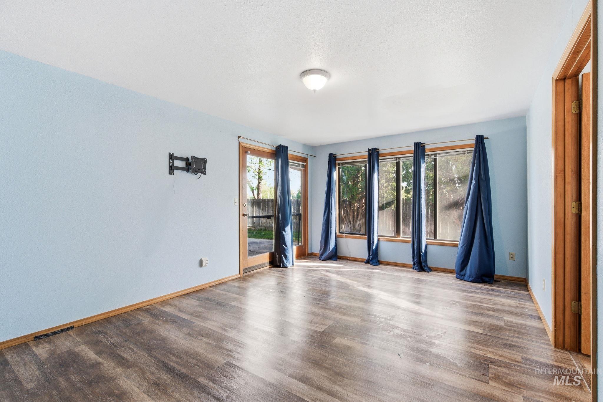 7548 W Long Drive, Boise, Idaho 83704-4435, 3 Bedrooms, 2 Bathrooms, Residential For Sale, Price $368,000,MLS 98984903