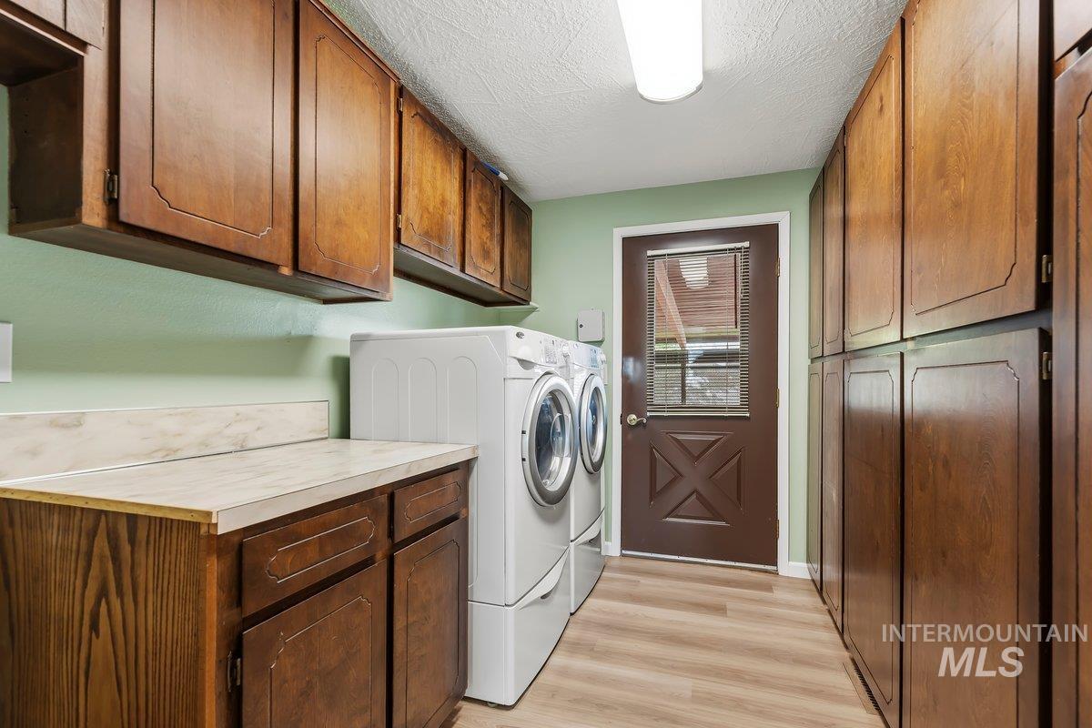 6325 W Overland Road, Meridian, Idaho 83642, 3 Bedrooms, 2 Bathrooms, Residential For Sale, Price $655,000,MLS 98984908