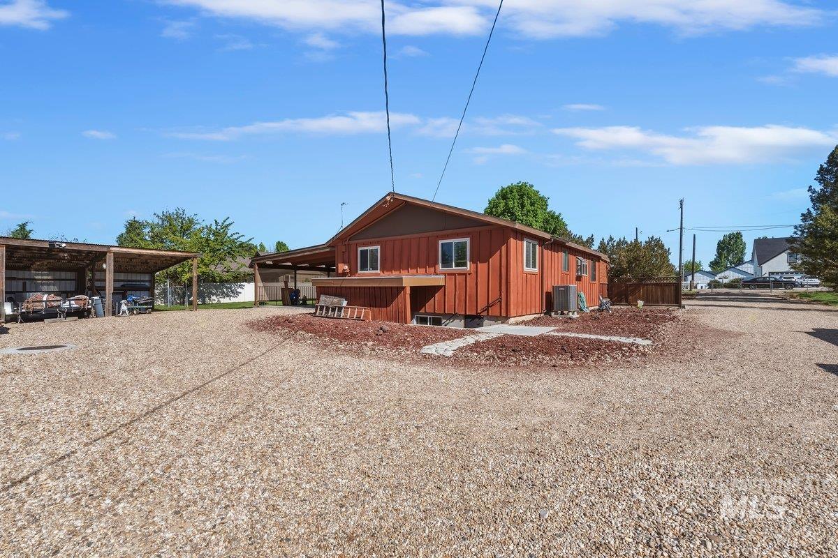 6325 W Overland Road, Meridian, Idaho 83642, 3 Bedrooms, 2 Bathrooms, Residential For Sale, Price $655,000,MLS 98984908