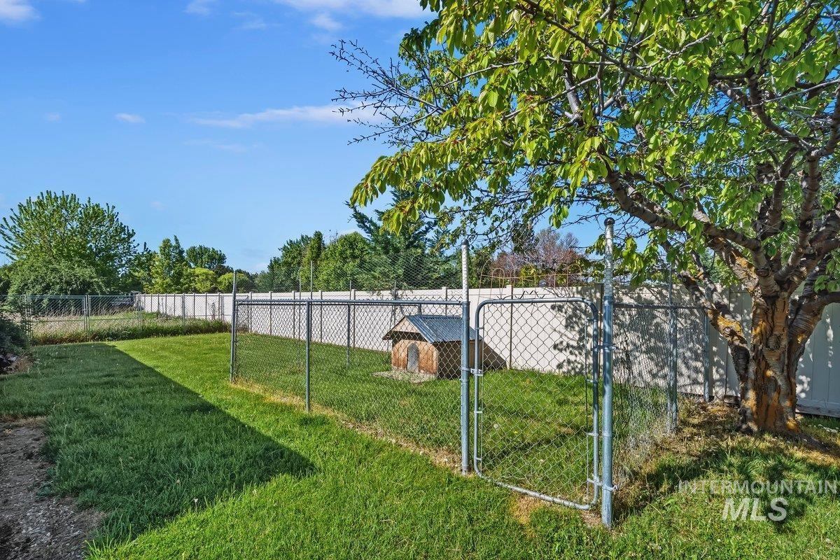 6325 W Overland Road, Meridian, Idaho 83642, 3 Bedrooms, 2 Bathrooms, Residential For Sale, Price $655,000,MLS 98984908