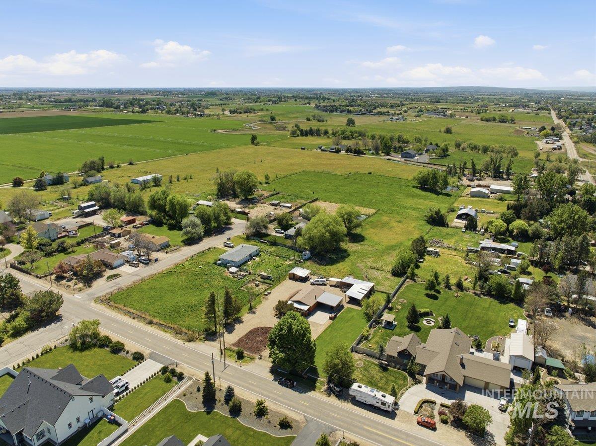 6325 W Overland Road, Meridian, Idaho 83642, 3 Bedrooms, 2 Bathrooms, Residential For Sale, Price $655,000,MLS 98984908