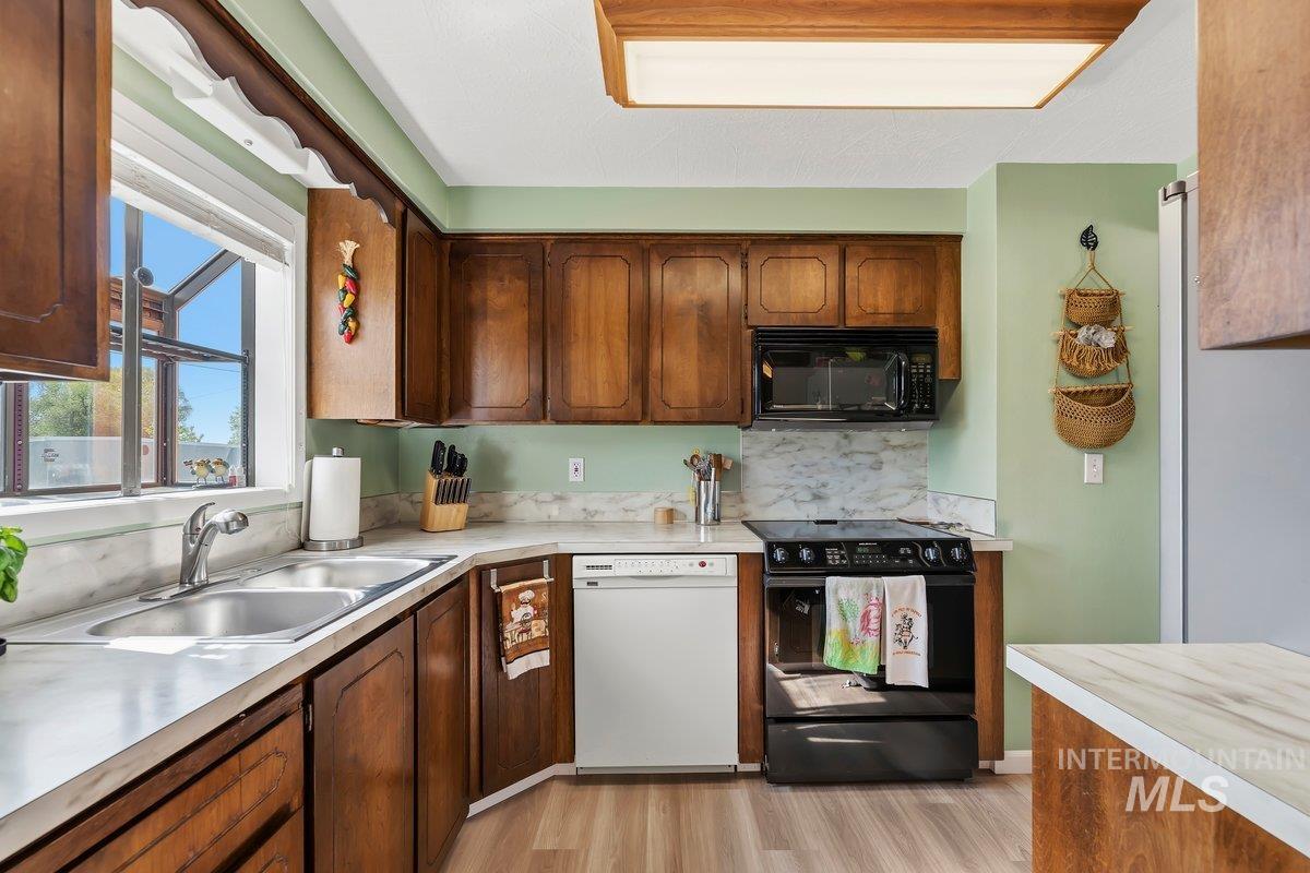 6325 W Overland Road, Meridian, Idaho 83642, 3 Bedrooms, 2 Bathrooms, Residential For Sale, Price $655,000,MLS 98984908