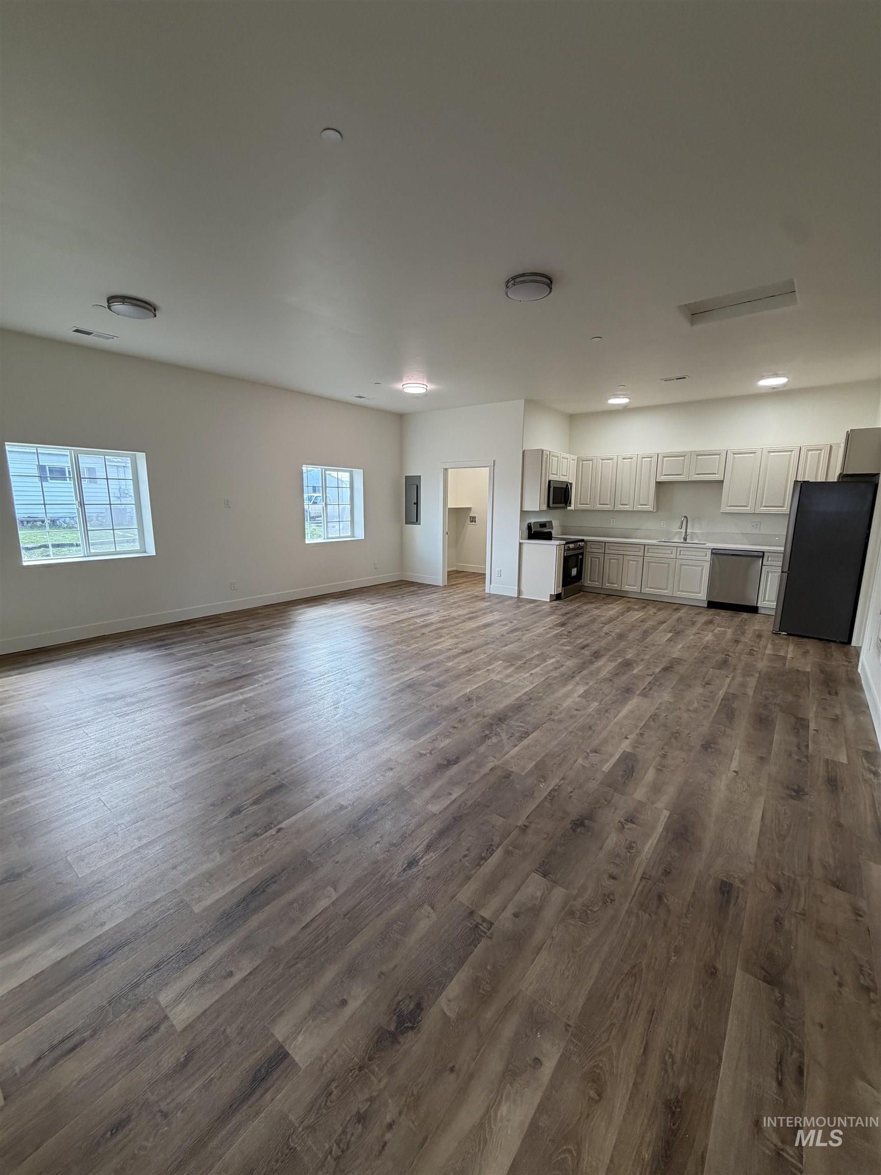 703 Locust St., Buhl, Idaho 83316-0000, 4 Bedrooms, 2 Bathrooms, Residential Income For Sale, Price $1,200,000,MLS 98984909