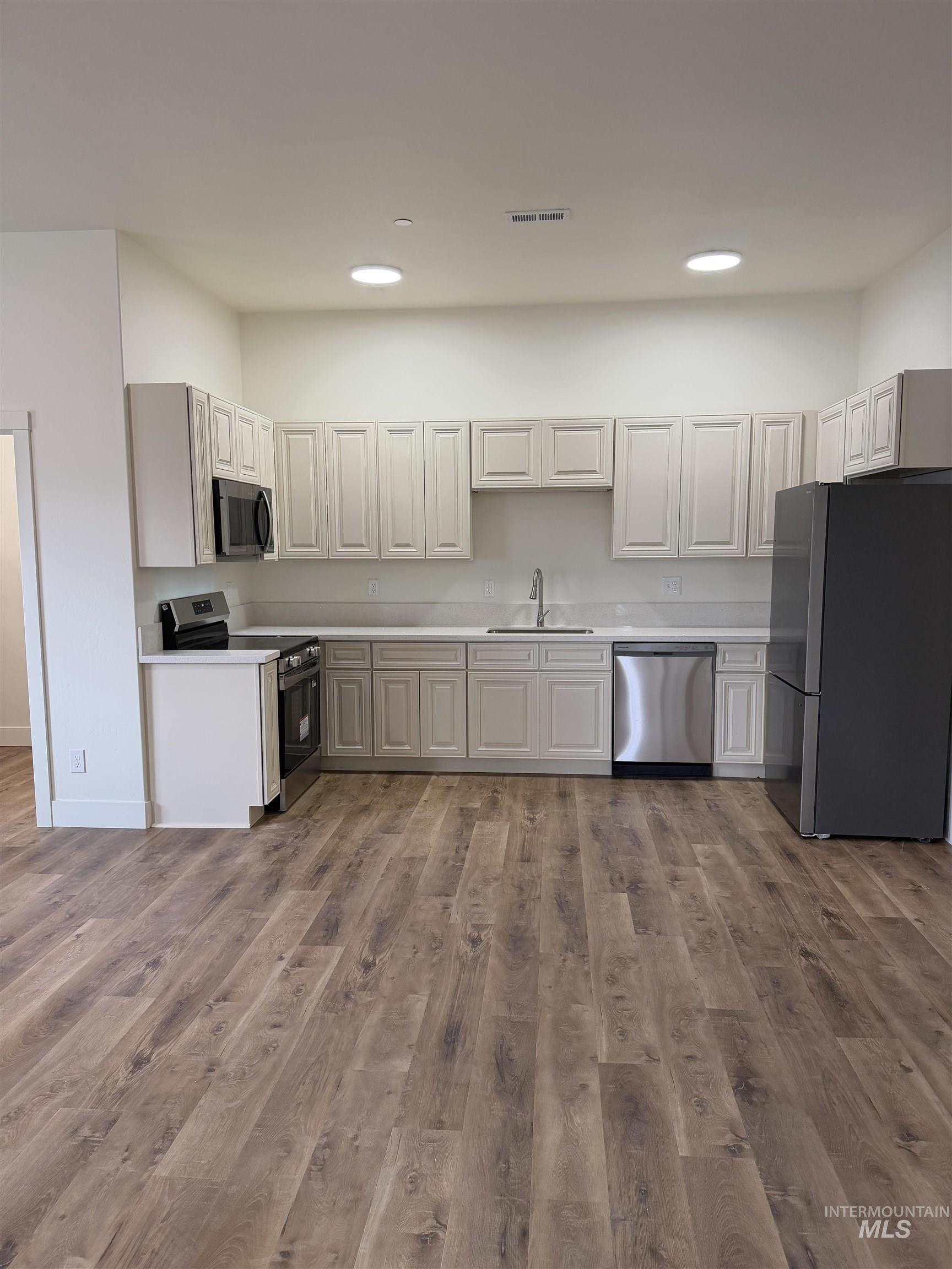 703 Locust St., Buhl, Idaho 83316-0000, 4 Bedrooms, 2 Bathrooms, Residential Income For Sale, Price $1,200,000,MLS 98984909