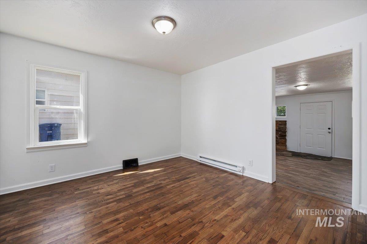 327 Jefferson Street, Twin Falls, Idaho 83301, 2 Bedrooms, 2 Bathrooms, Residential For Sale, Price $247,500,MLS 98984912