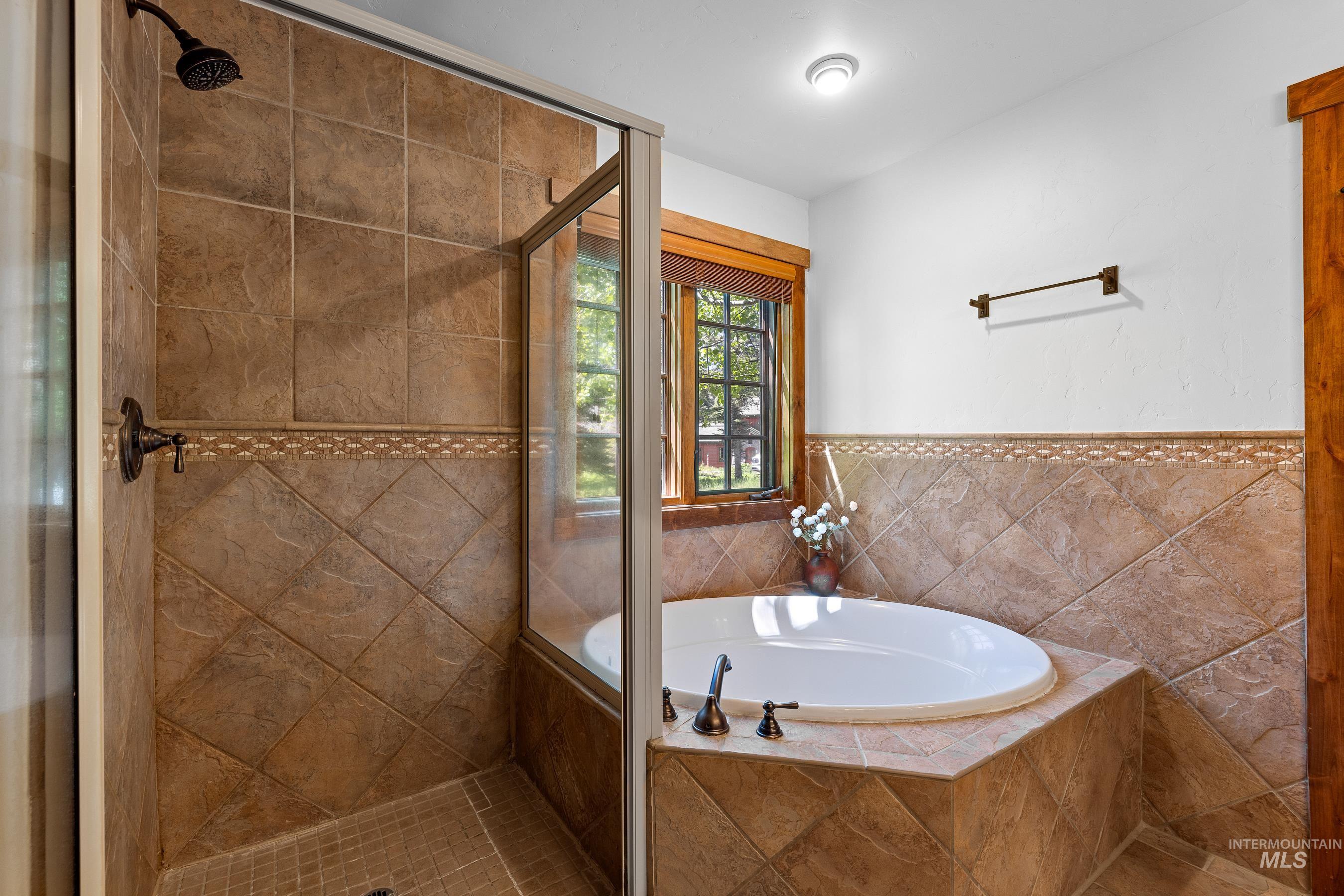 5 Rock Creek Court, Donnelly, Idaho 83615, 2 Bedrooms, 2.5 Bathrooms, Residential For Sale, Price $1,295,000,MLS 98984920