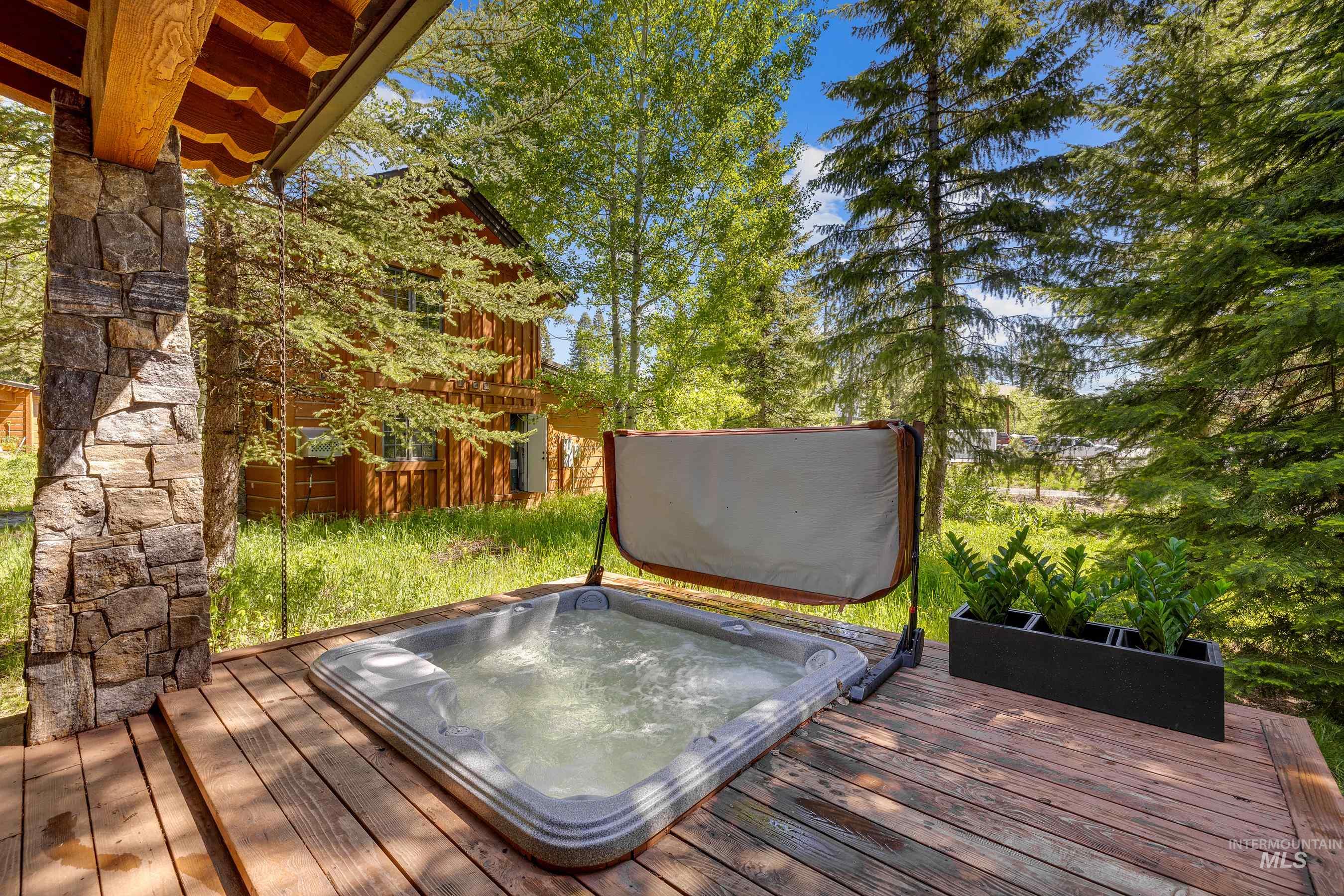 5 Rock Creek Court, Donnelly, Idaho 83615, 2 Bedrooms, 2.5 Bathrooms, Residential For Sale, Price $1,295,000,MLS 98984920