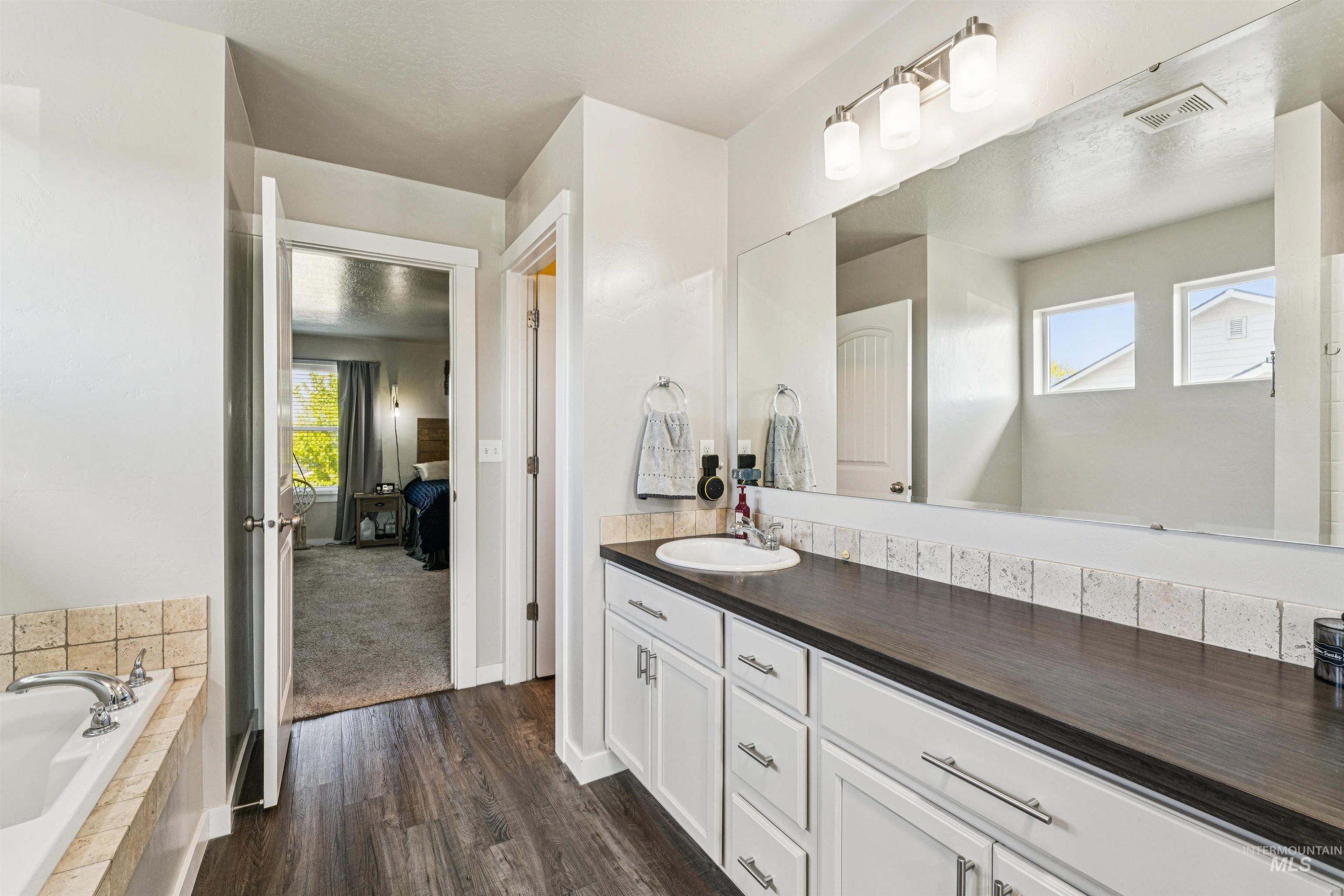 16731 N Clover Valley Way, Nampa, Idaho 83687, 5 Bedrooms, 3 Bathrooms, Residential For Sale, Price $515,000,MLS 98984923