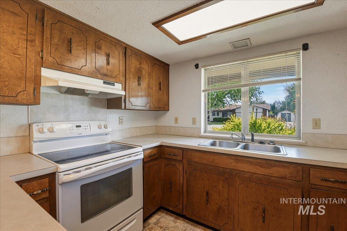 2220 Big Sky St, Caldwell, Idaho 83605, 3 Bedrooms, 1.5 Bathrooms, Residential Income For Sale, Price $485,000, 98984932