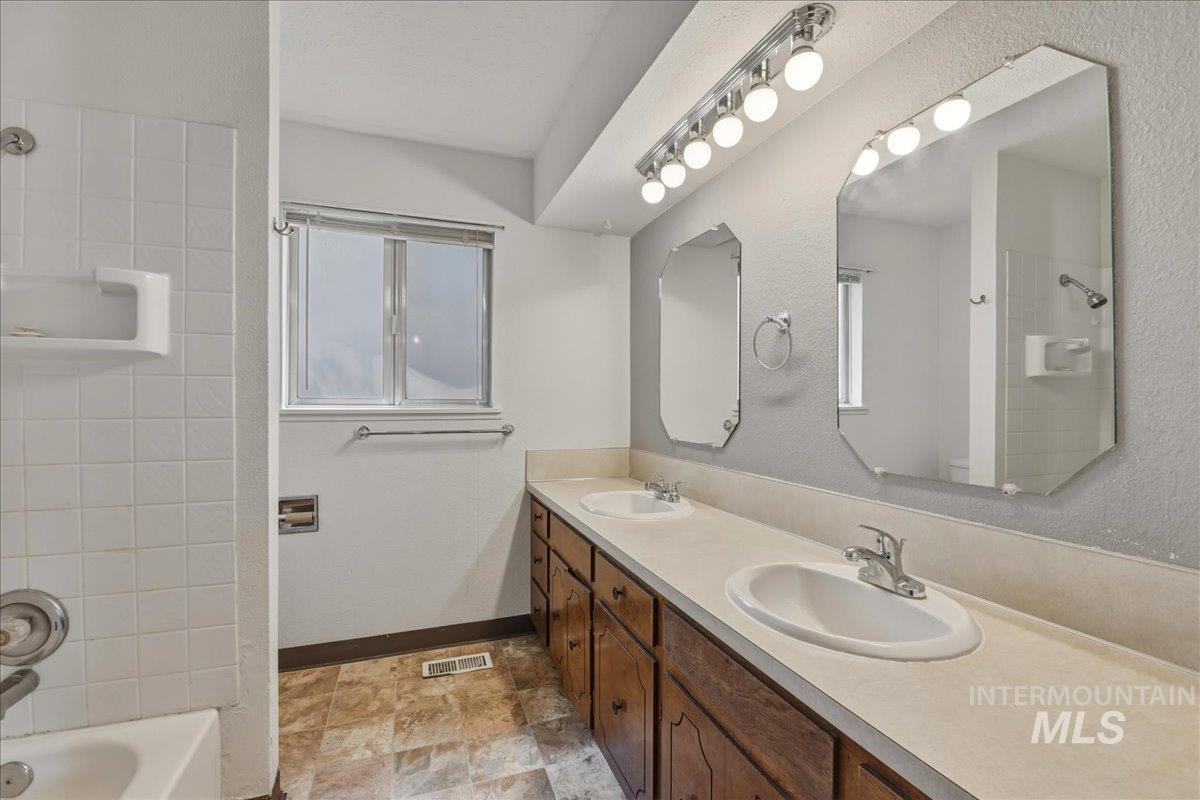 2220 Big Sky St, Caldwell, Idaho 83605, 3 Bedrooms, 1.5 Bathrooms, Residential Income For Sale, Price $485,000, 98984932