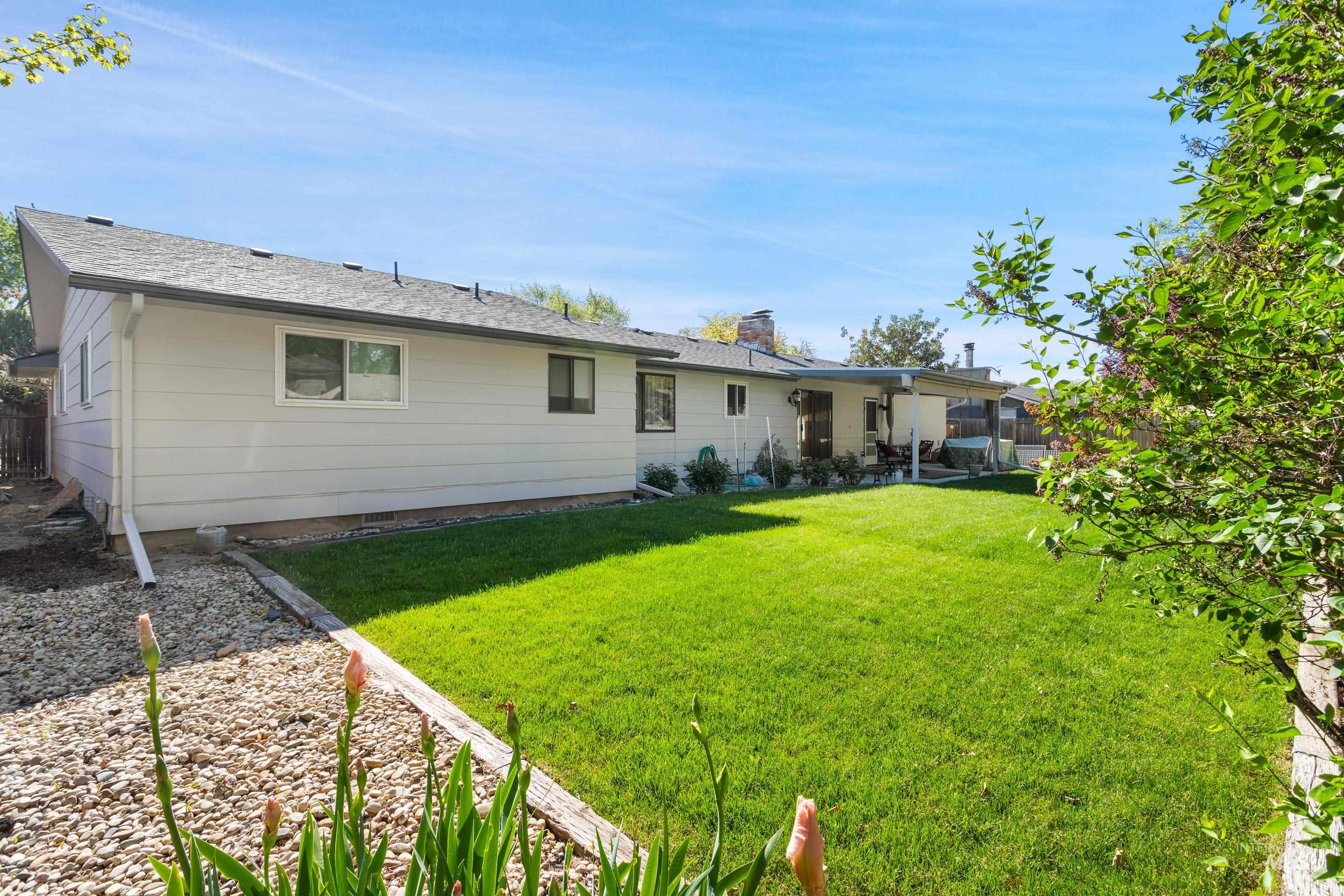 5393 N Fieldcrest dr, Boise, Idaho 83704, 3 Bedrooms, 2 Bathrooms, Residential For Sale, Price $500,000, 98984952