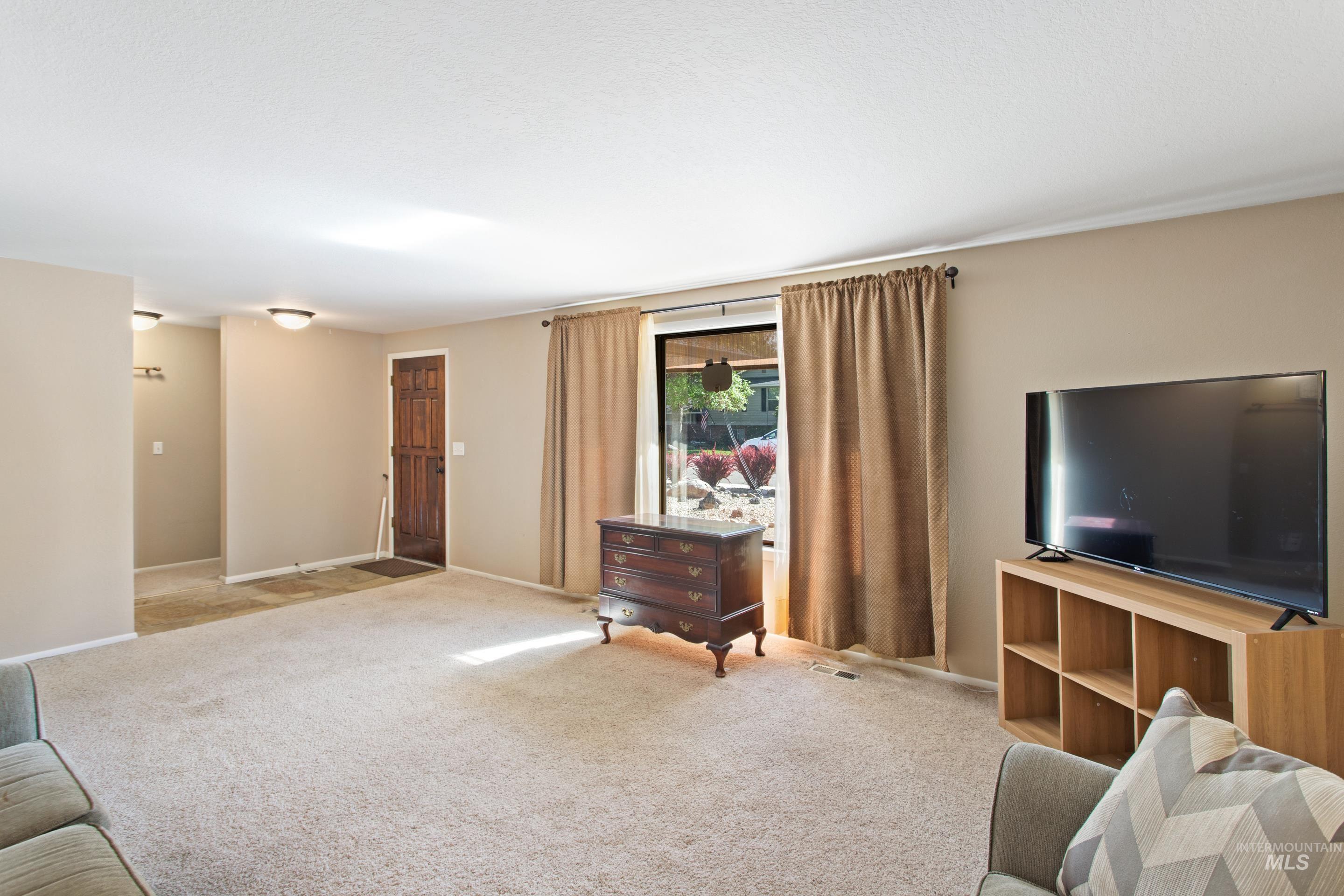 5393 N Fieldcrest dr, Boise, Idaho 83704, 3 Bedrooms, 2 Bathrooms, Residential For Sale, Price $500,000, 98984952