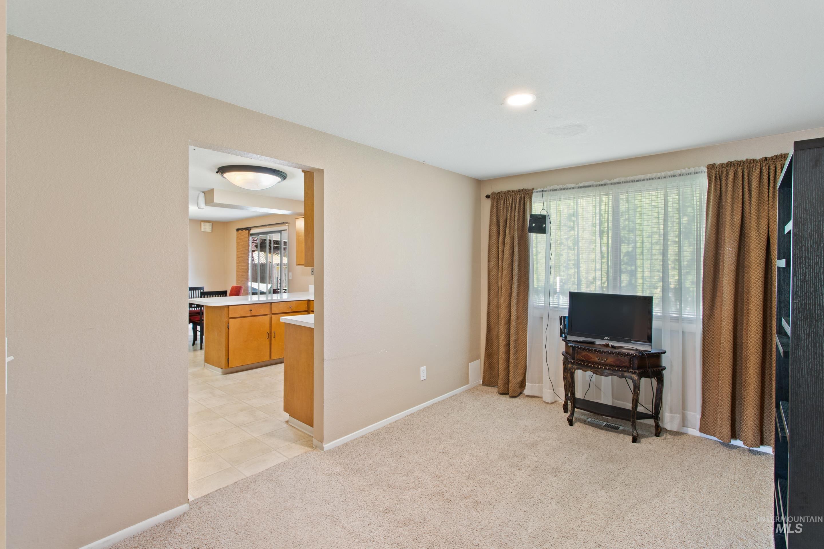 5393 N Fieldcrest dr, Boise, Idaho 83704, 3 Bedrooms, 2 Bathrooms, Residential For Sale, Price $500,000, 98984952