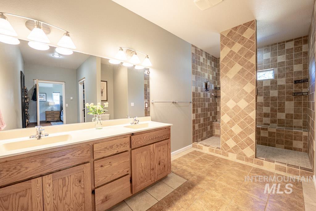 1049 Libey Road, Viola, Idaho 83872, 3 Bedrooms, 3 Bathrooms, Residential For Sale, Price $1,375,000, 98984954
