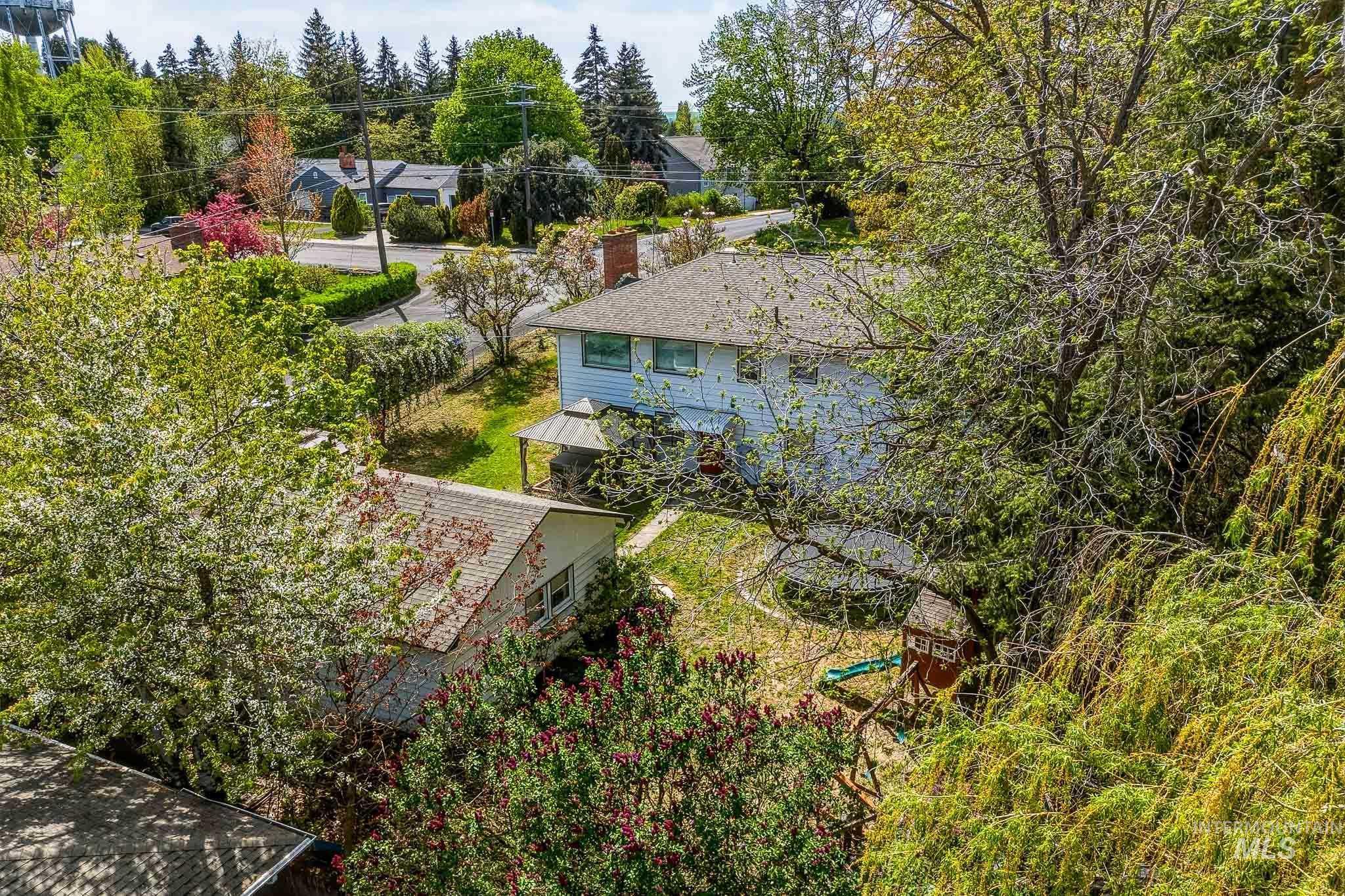 906 Orchard Ave., Moscow, Idaho 83843, 5 Bedrooms, 2 Bathrooms, Residential For Sale, Price $535,000,MLS 98984972
