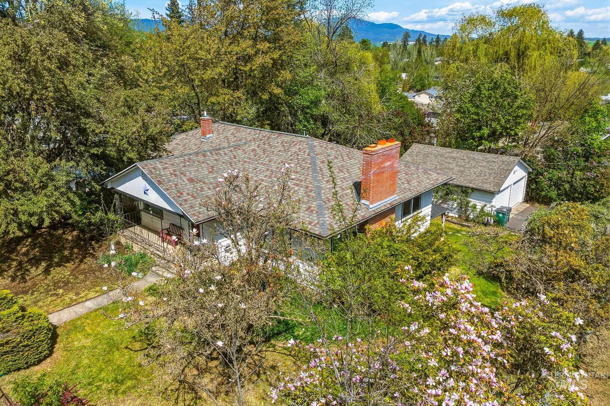 906 Orchard Ave., Moscow, Idaho 83843, 5 Bedrooms, 2 Bathrooms, Residential For Sale, Price $535,000,MLS 98984972