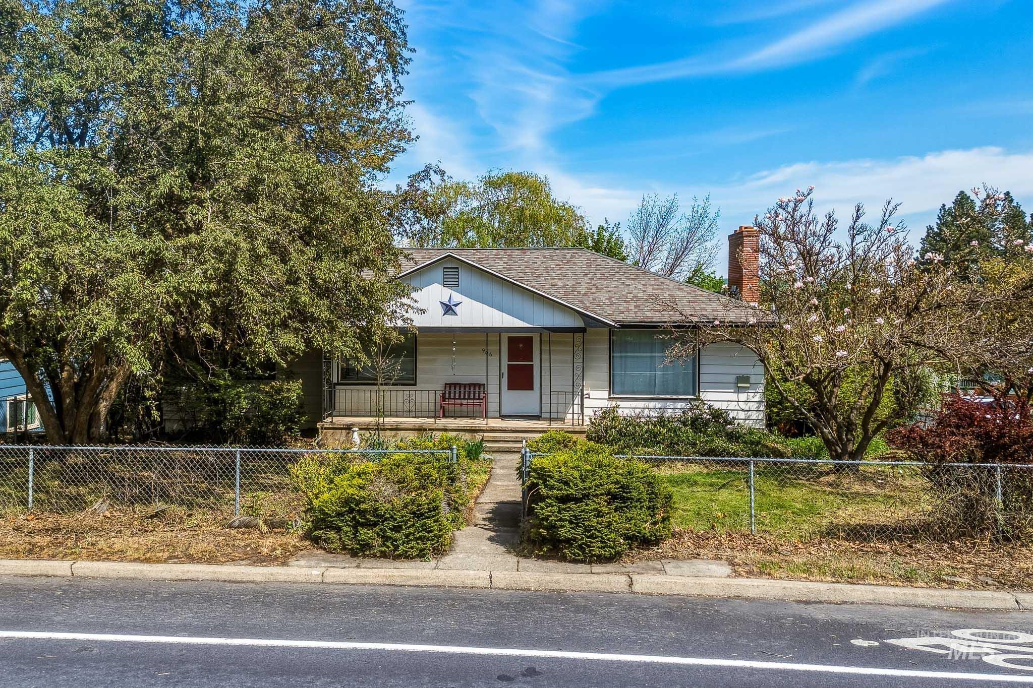 906 Orchard Ave., Moscow, Idaho 83843, 5 Bedrooms, 2 Bathrooms, Residential For Sale, Price $535,000,MLS 98984972