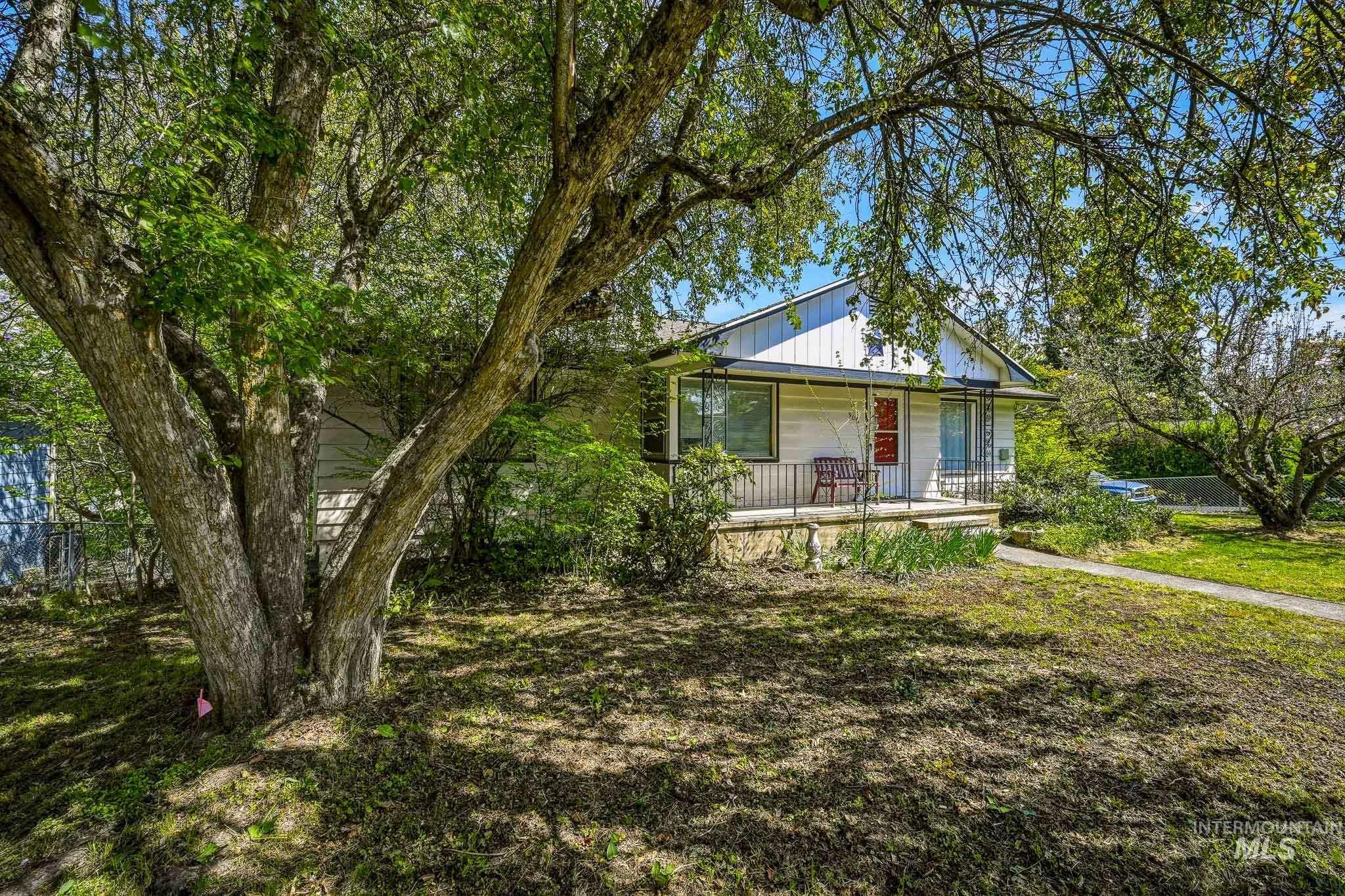 906 Orchard Ave., Moscow, Idaho 83843, 5 Bedrooms, 2 Bathrooms, Residential For Sale, Price $535,000,MLS 98984972