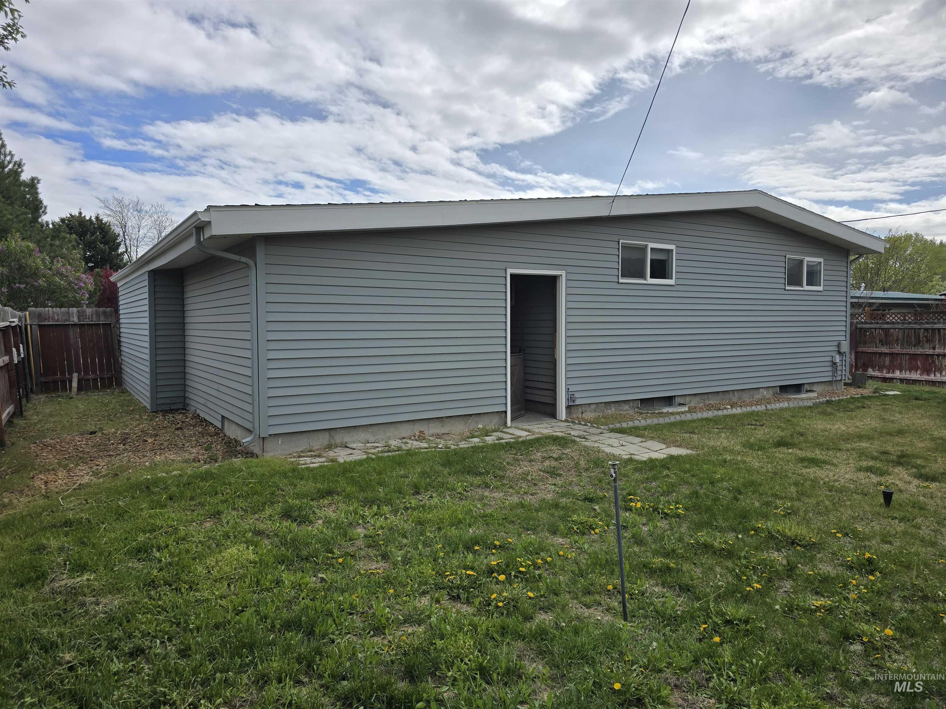 1979 Sherry Dr, Twin Falls, Idaho 83301, 3 Bedrooms, 3 Bathrooms, Residential For Sale, Price $295,000,MLS 98985014