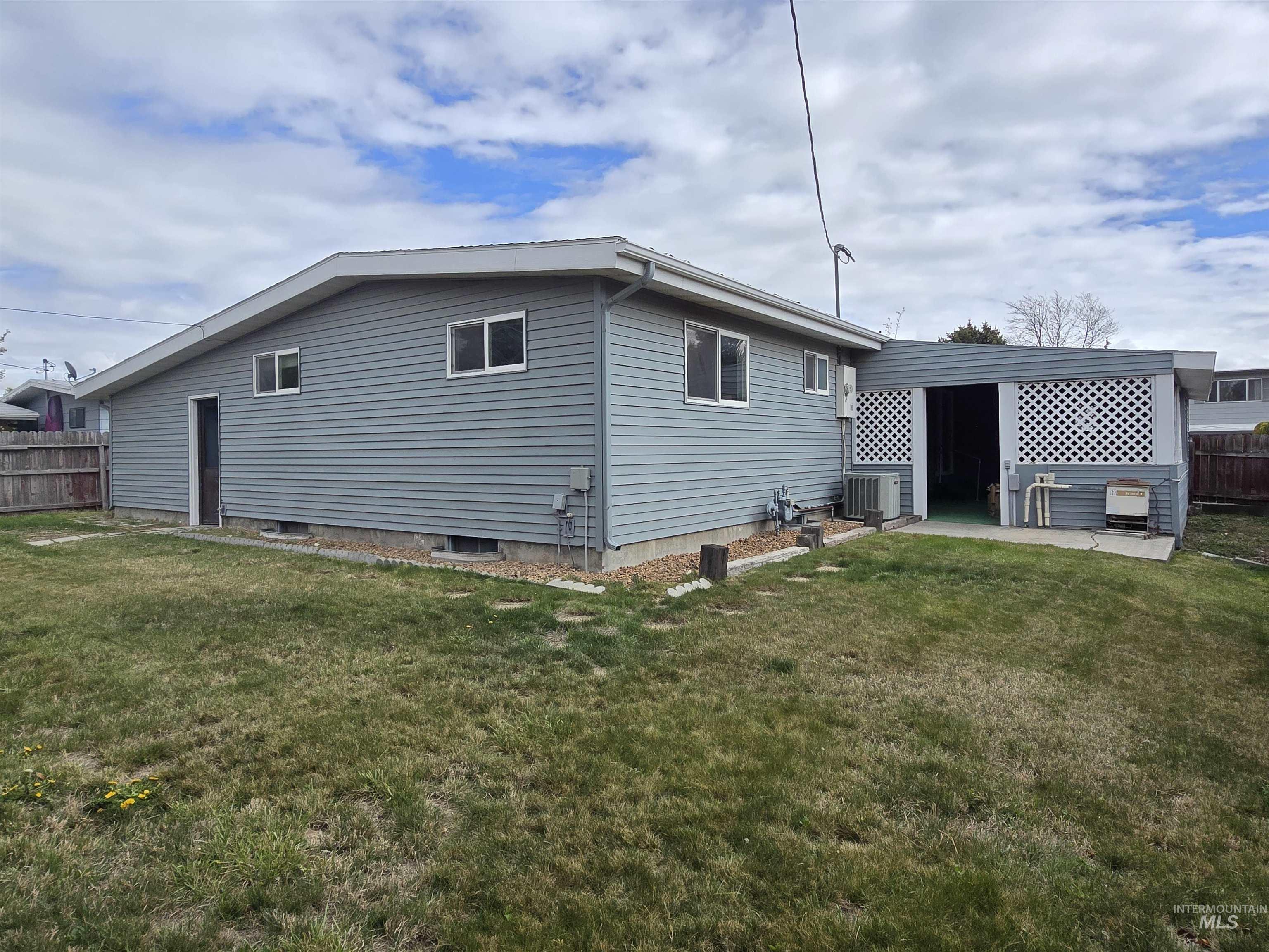 1979 Sherry Dr, Twin Falls, Idaho 83301, 3 Bedrooms, 3 Bathrooms, Residential For Sale, Price $295,000,MLS 98985014