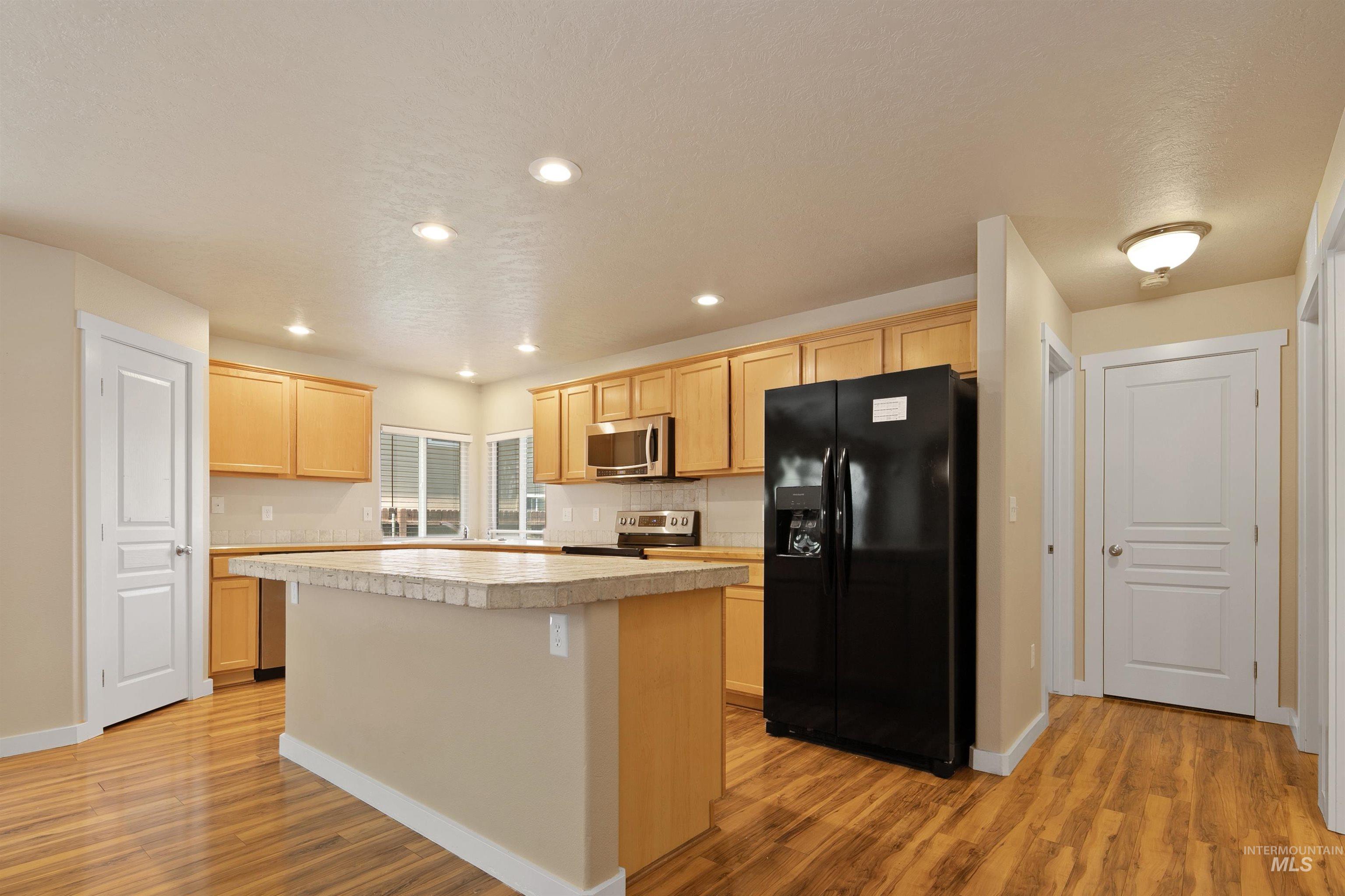 3273 N Elmstone Ave, Meridian, Idaho 83646, 5 Bedrooms, 3 Bathrooms, Residential For Sale, Price $550,000,MLS 98985016