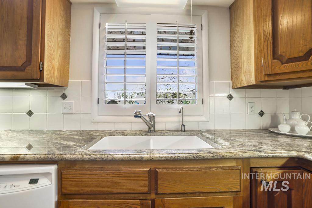 2018 Rancho Vista Dr, Twin Falls, Idaho 83301-4326, 5 Bedrooms, 3.5 Bathrooms, Residential For Sale, Price $675,000,MLS 98985026