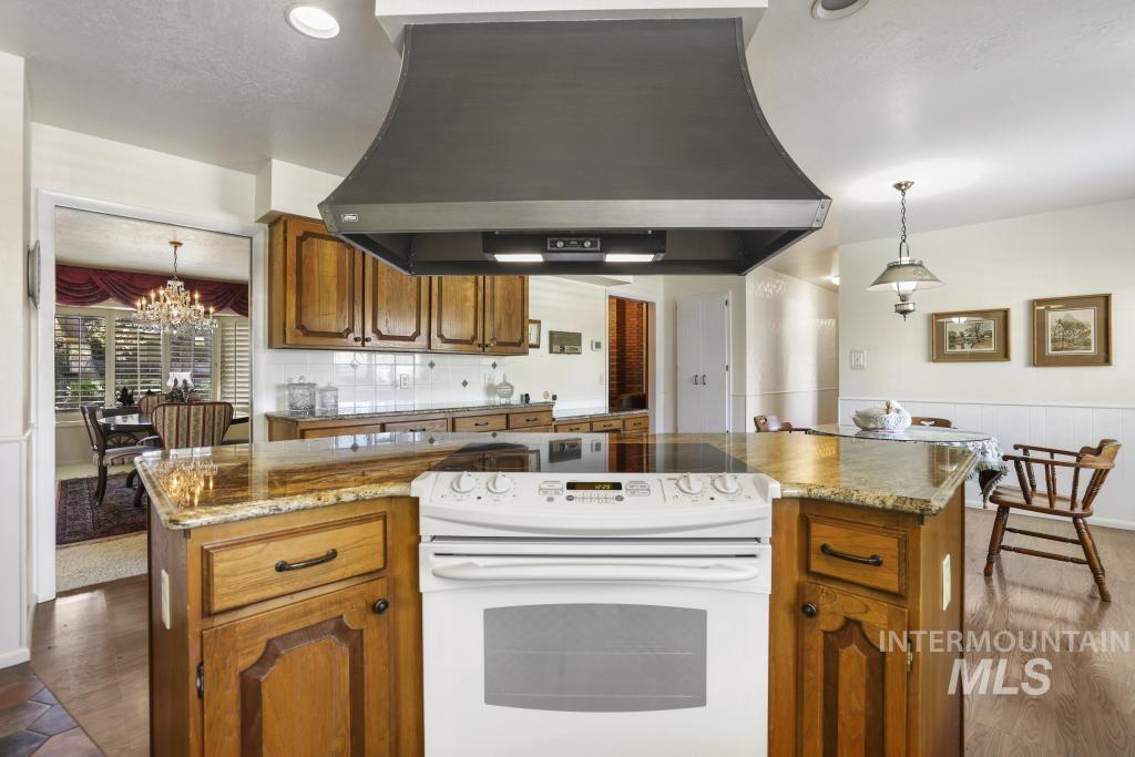 2018 Rancho Vista Dr, Twin Falls, Idaho 83301-4326, 5 Bedrooms, 3.5 Bathrooms, Residential For Sale, Price $675,000,MLS 98985026