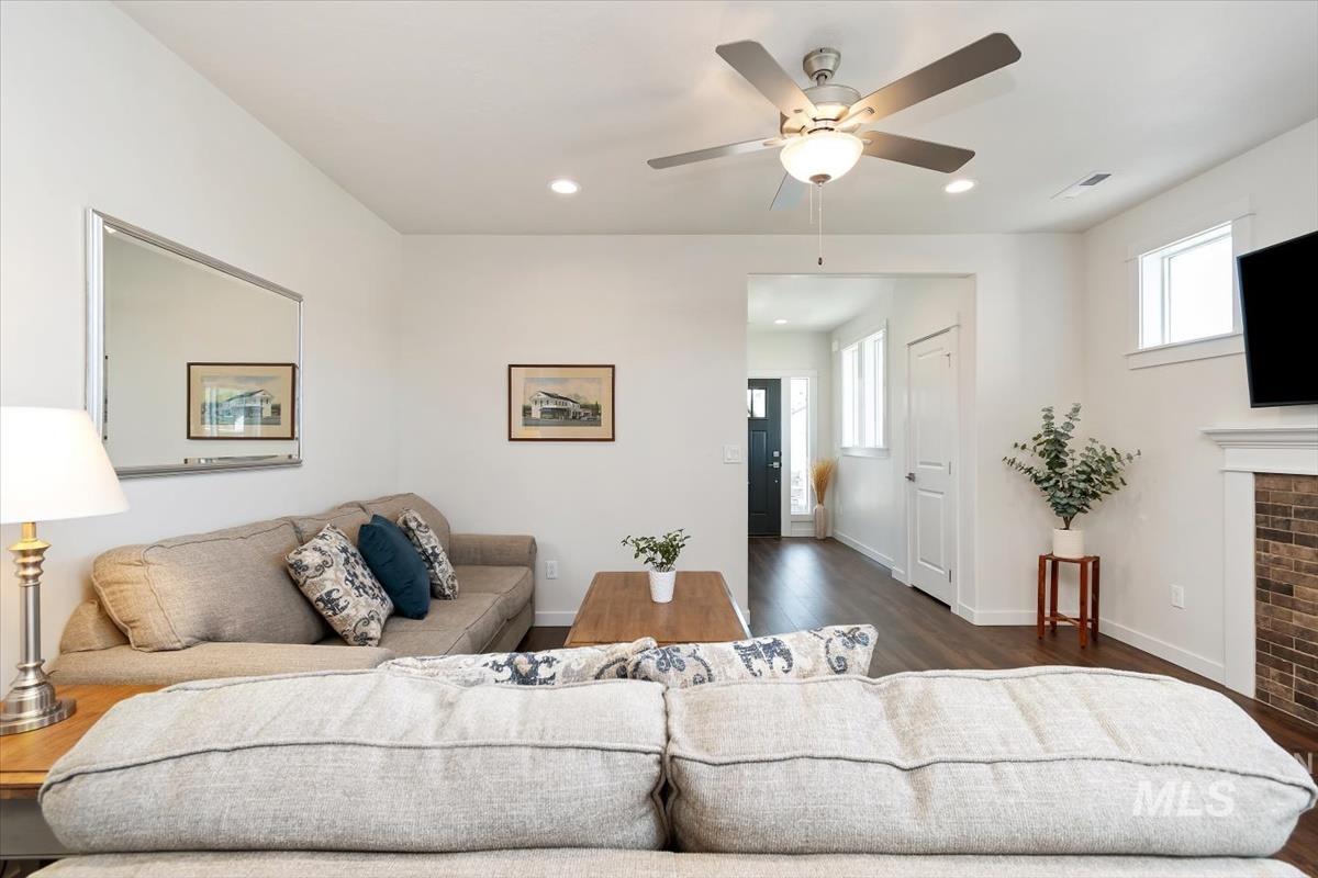 1350 W Homestake, Meridian, Idaho 83646, 3 Bedrooms, 2 Bathrooms, Residential For Sale, Price $424,900,MLS 98985033